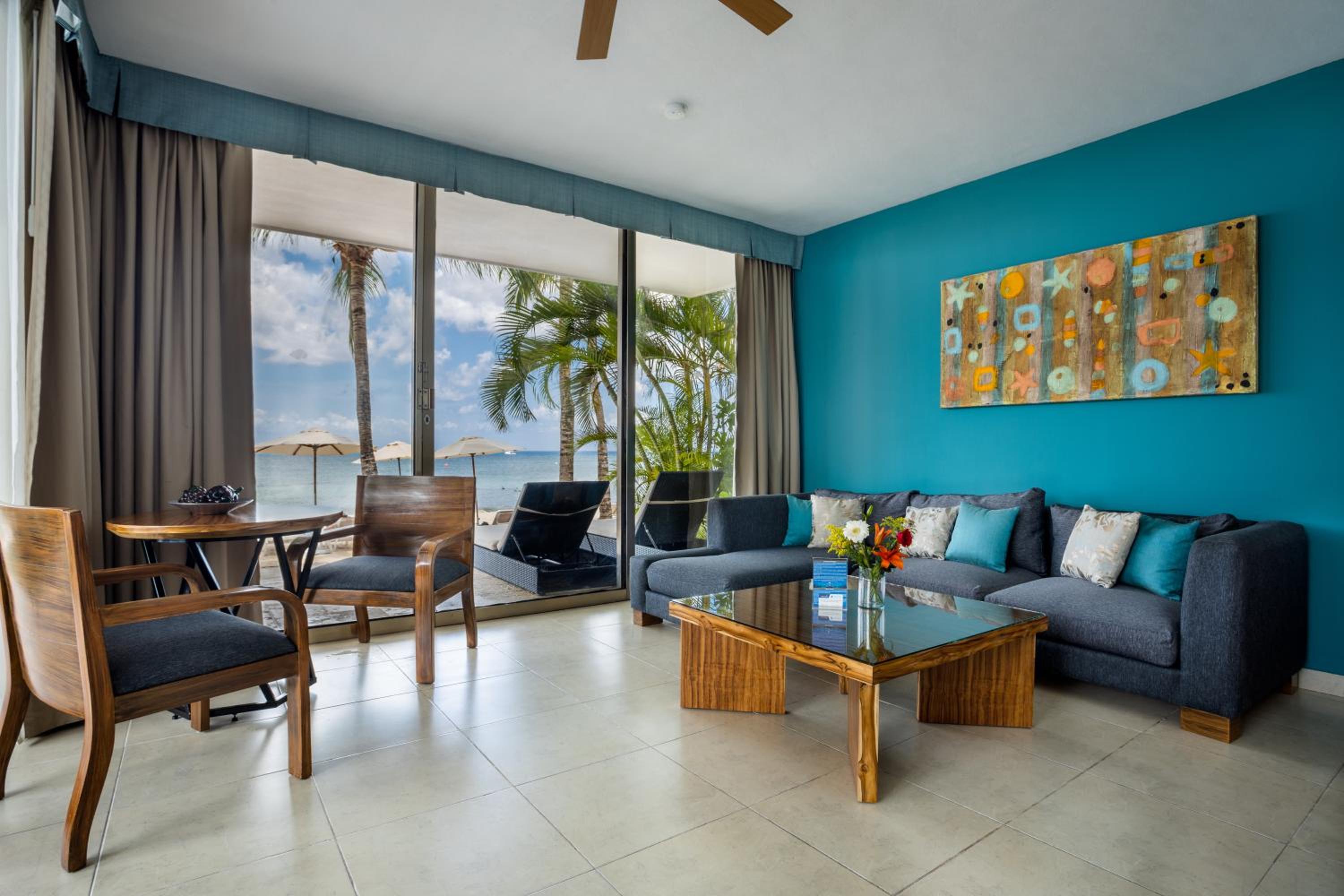 Preferred Club Junior Suite Beach Front Swim Out King