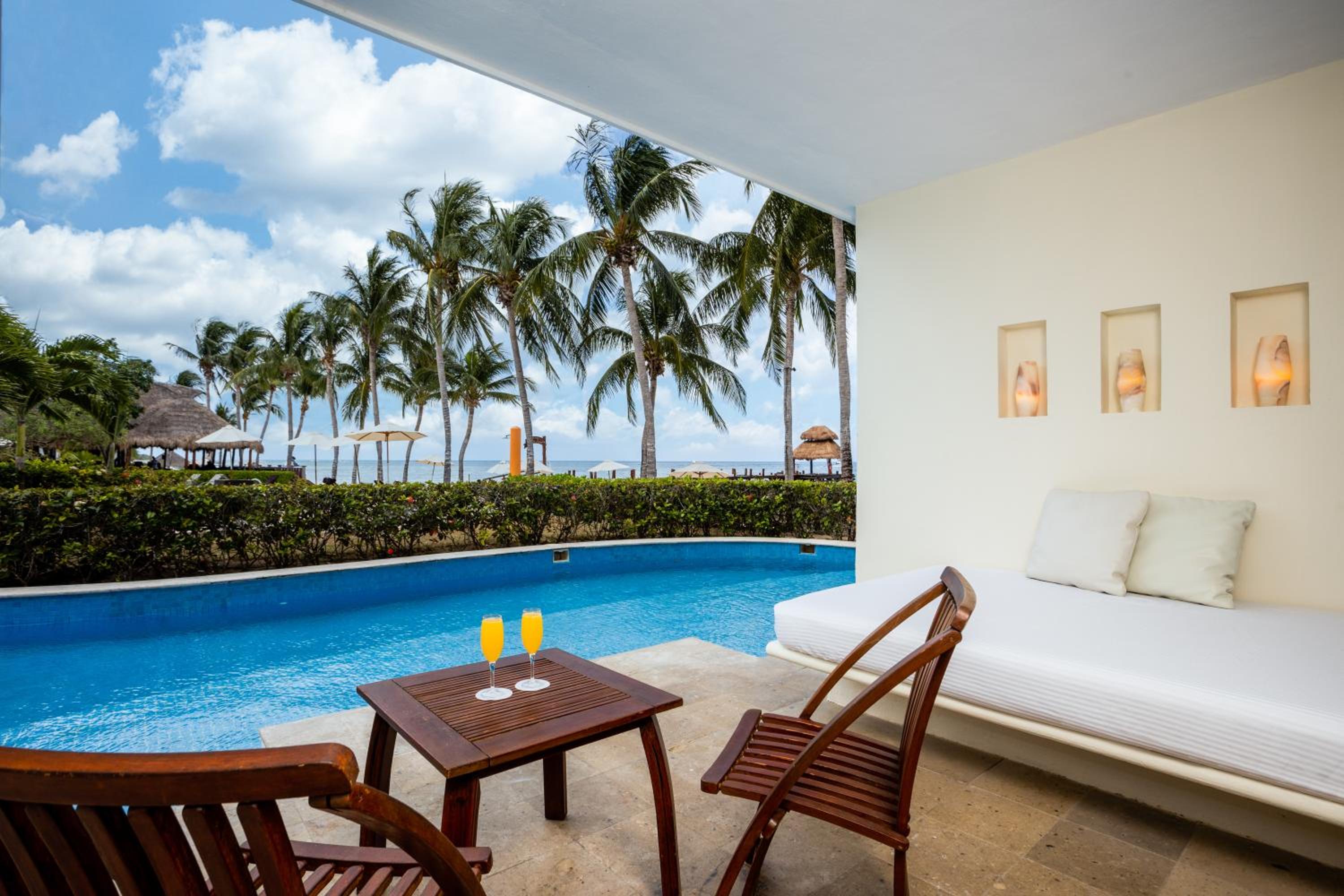Preferred Club Junior Suite Beach Front Swim Out King