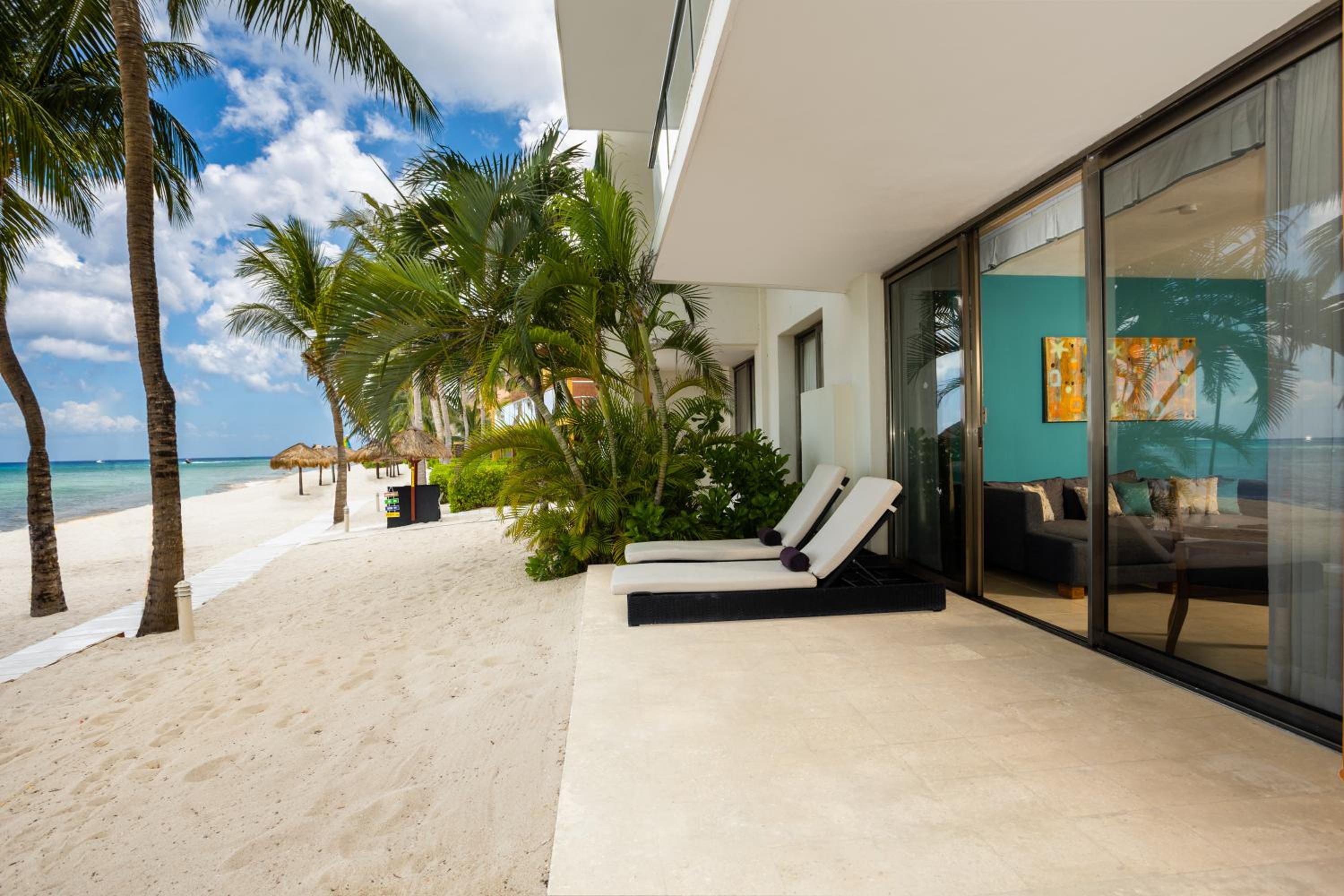 Preferred Club Junior Suite Beach Front Swim Out King