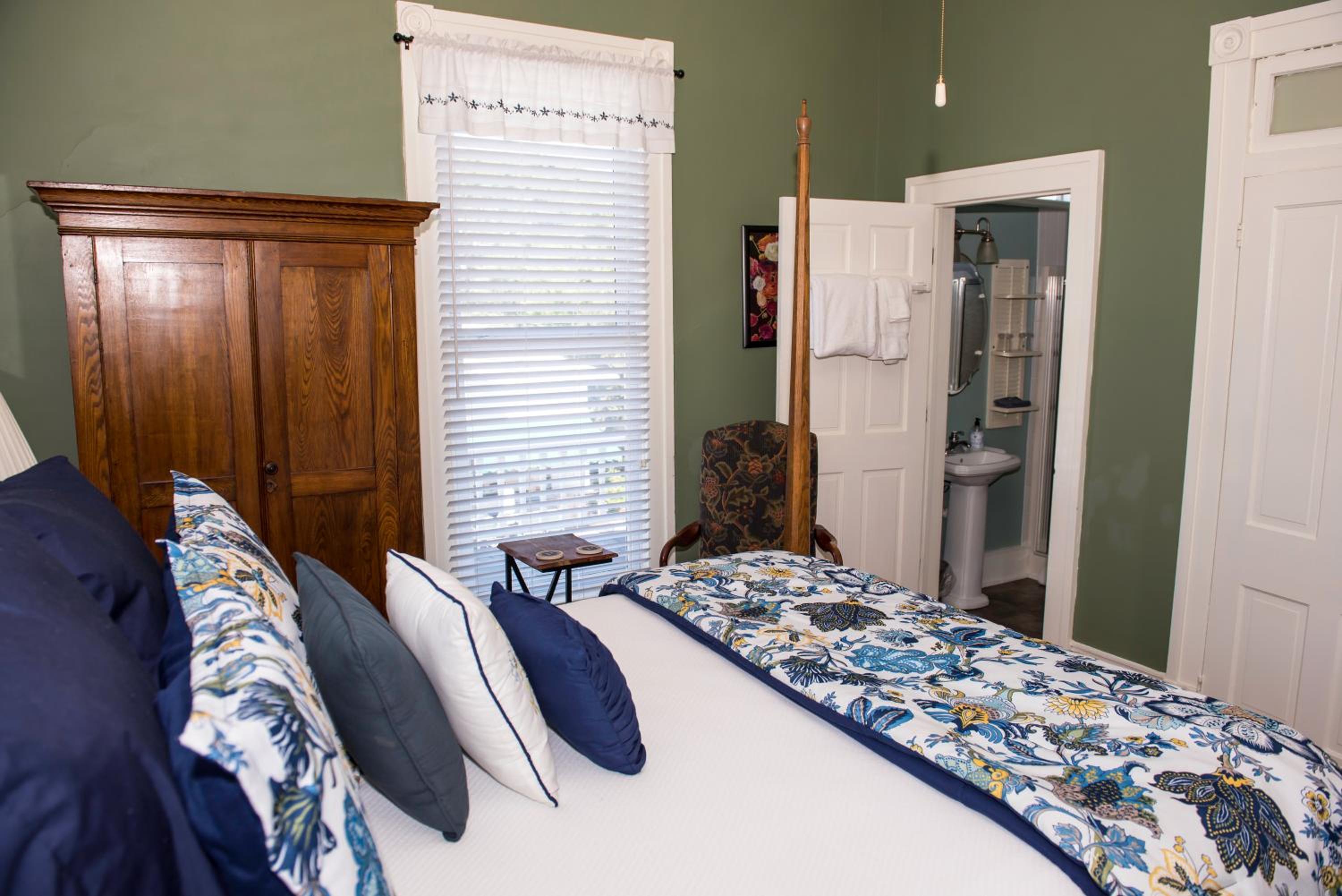 Queen Suite photo 1