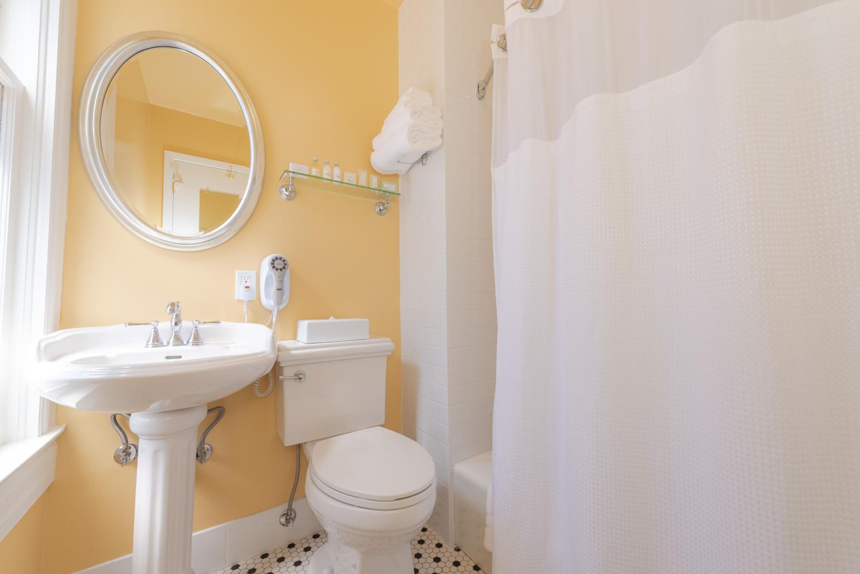 One-And-A-Half Bedroom Suite thumbnail 6