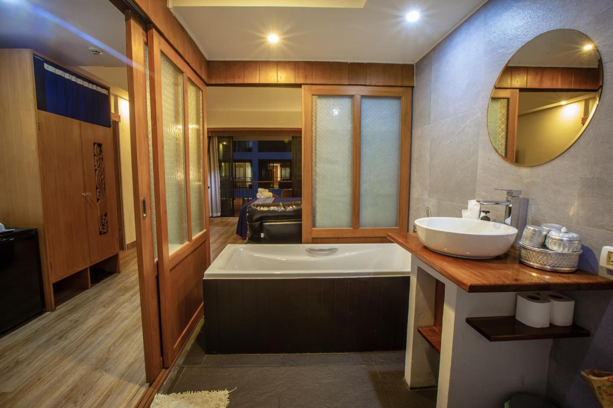 Double Room with Balcony - Photo 13