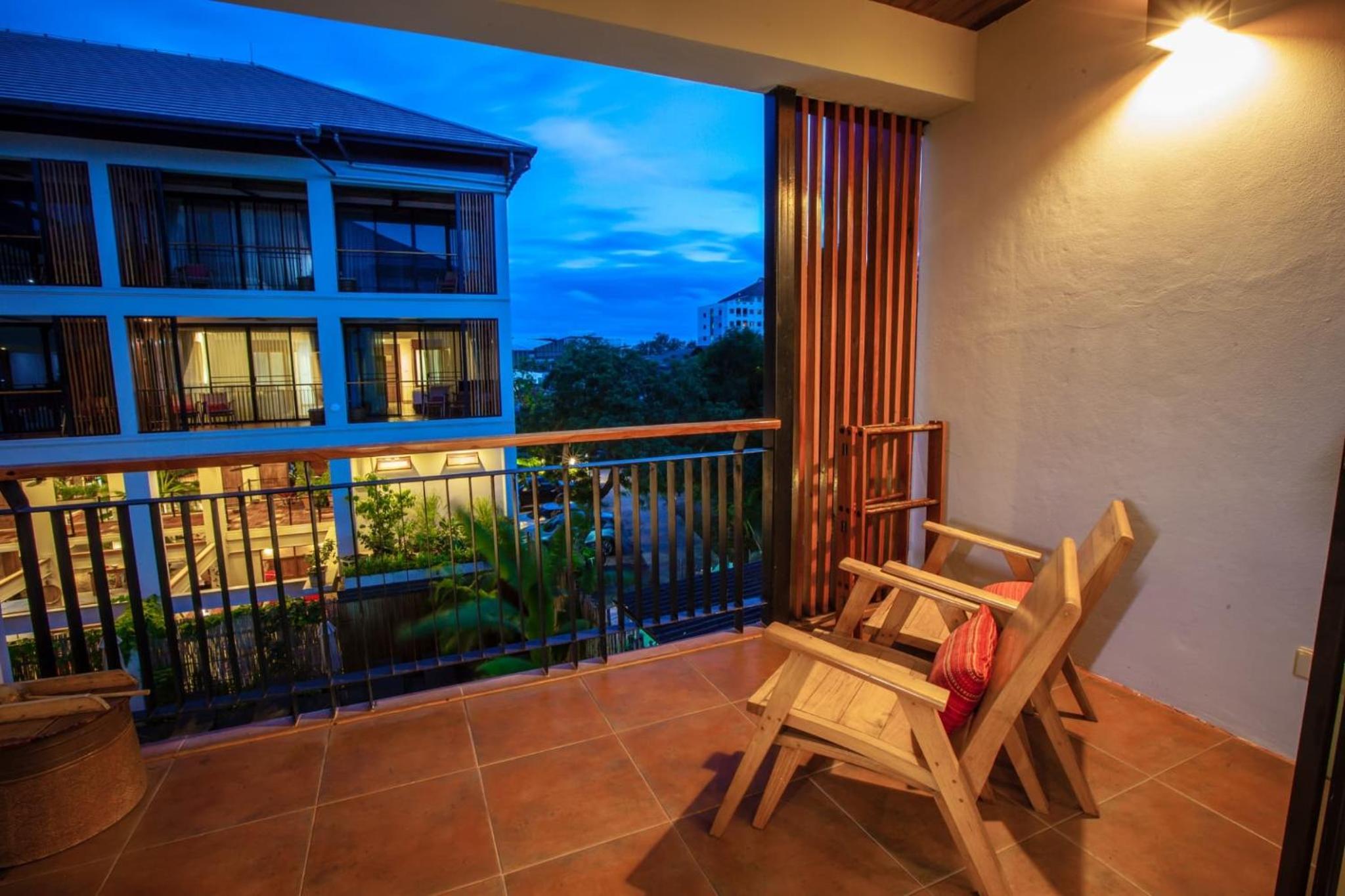 Double Room with Balcony - Photo 10