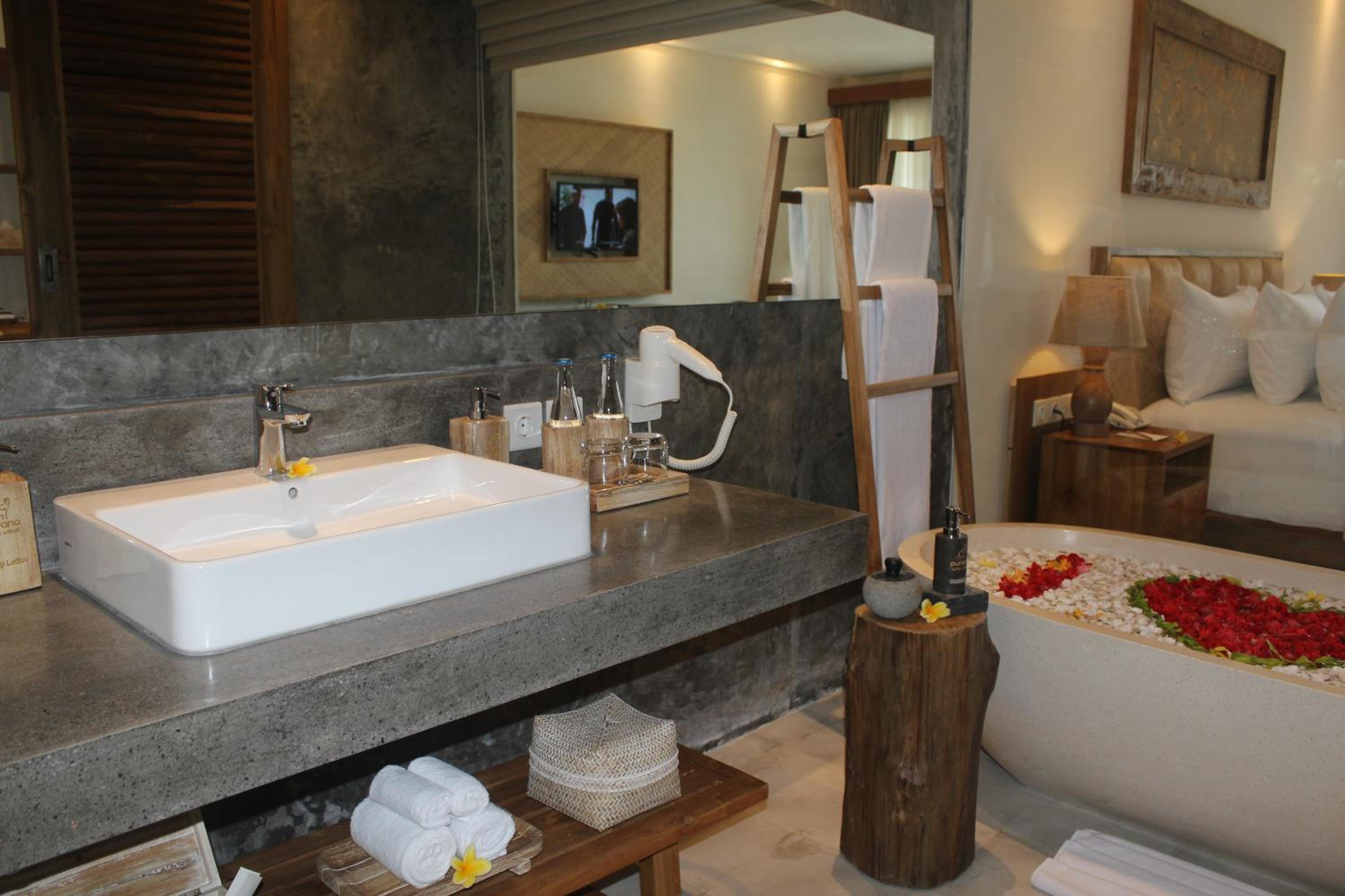 Suite with Pool View - Photo 38