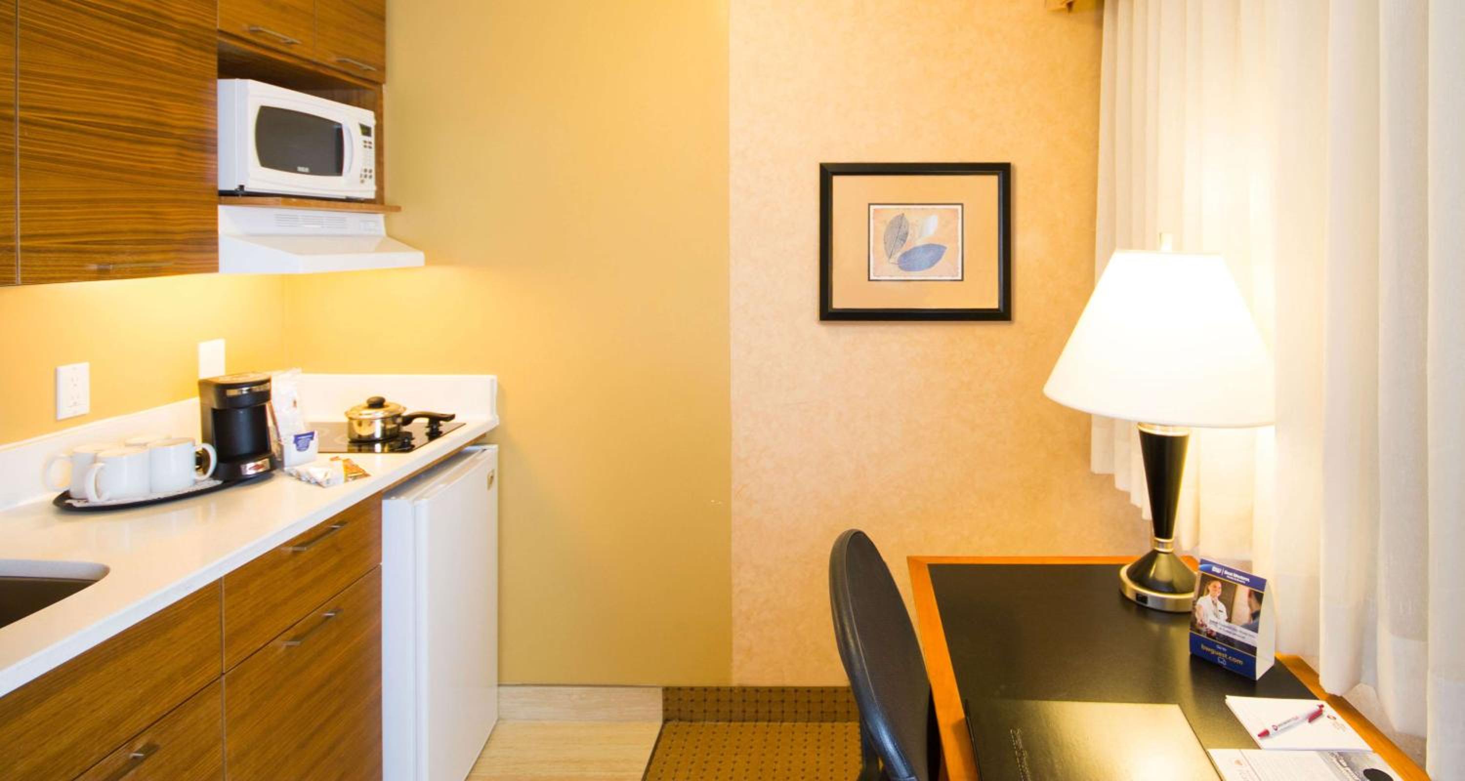 Queen Room with Two Queen Beds and Kitchenette photo 2