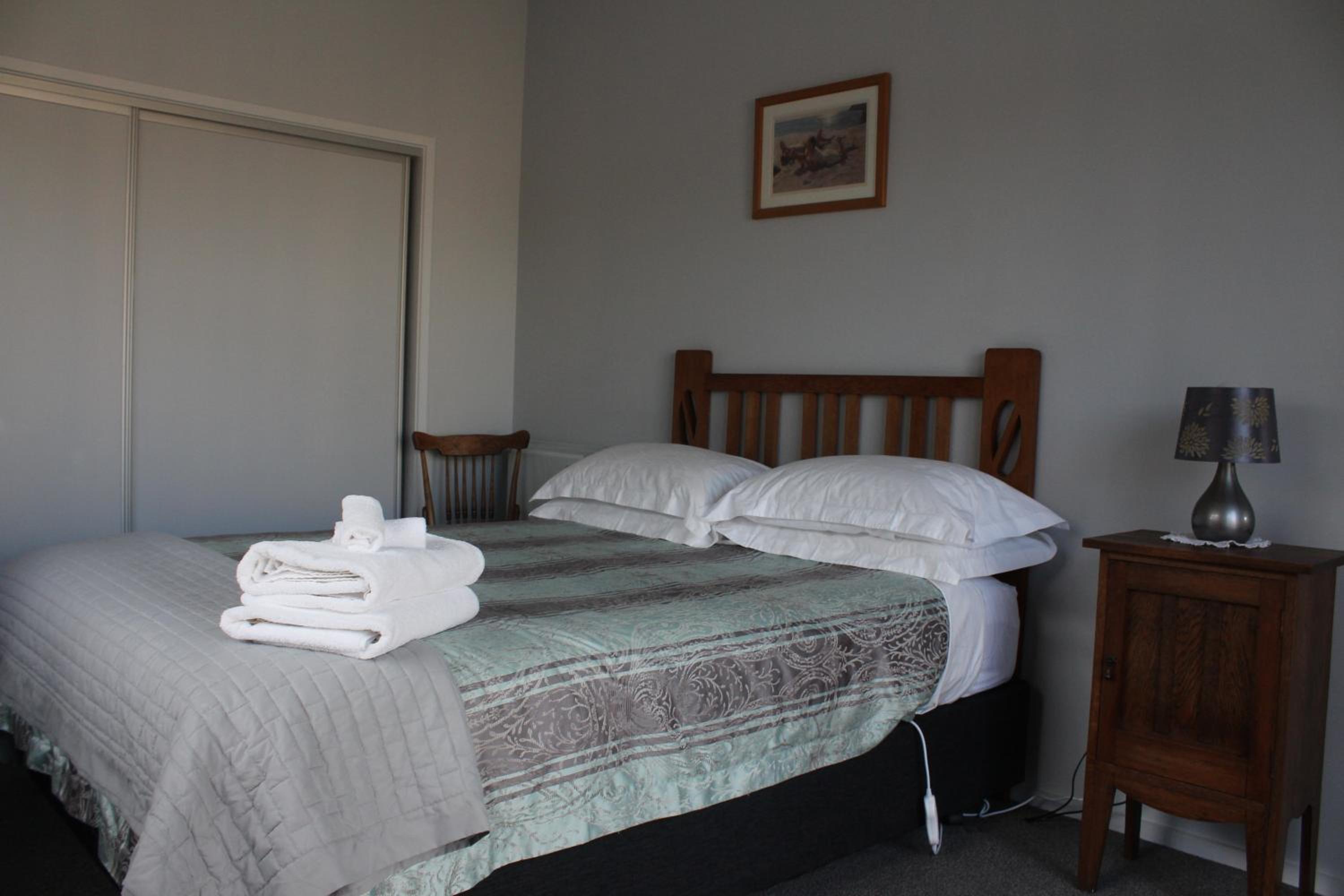 Two-Bedroom Apartment with Lake View - Photo 1