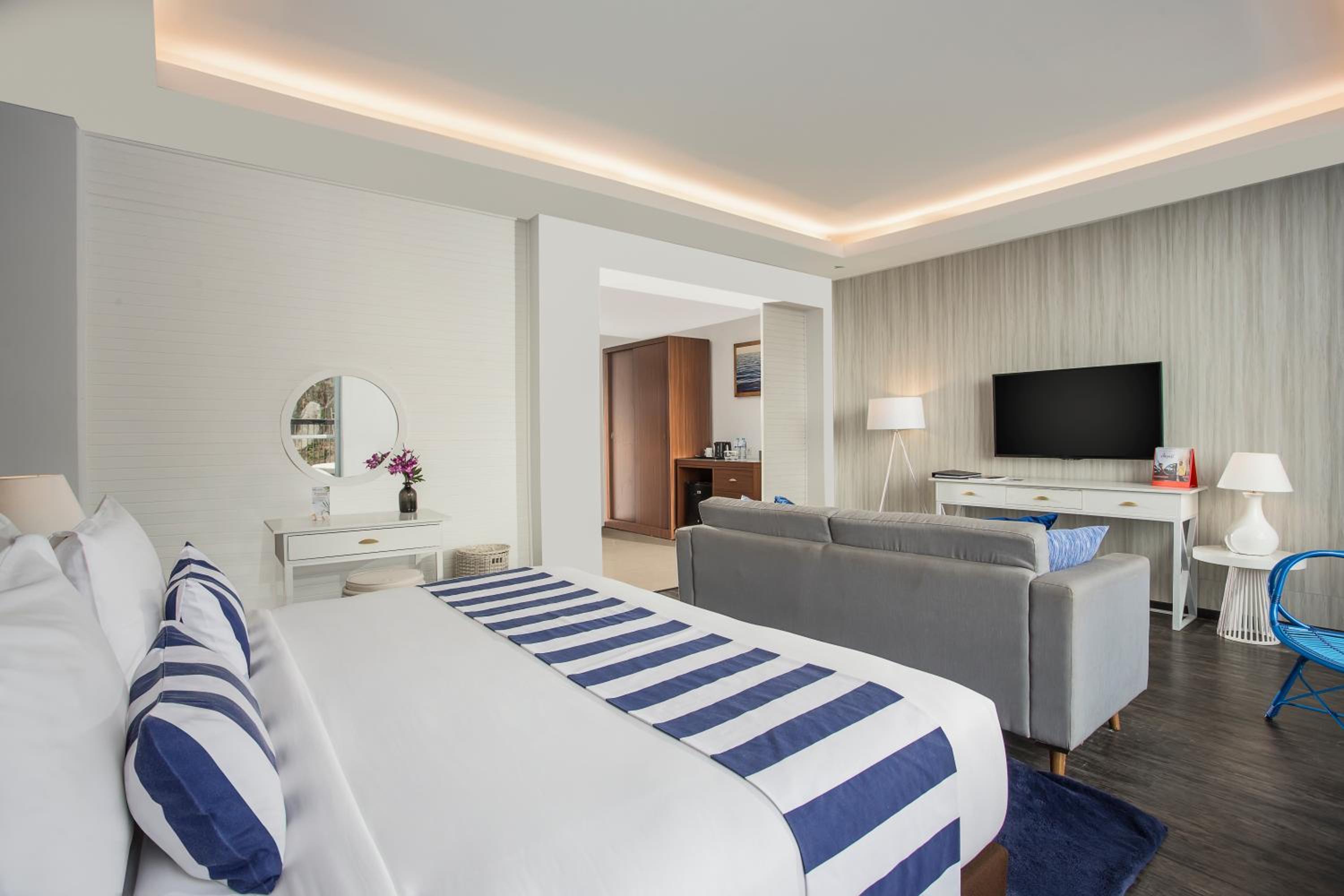 Grand Deluxe King Room - Photo 5