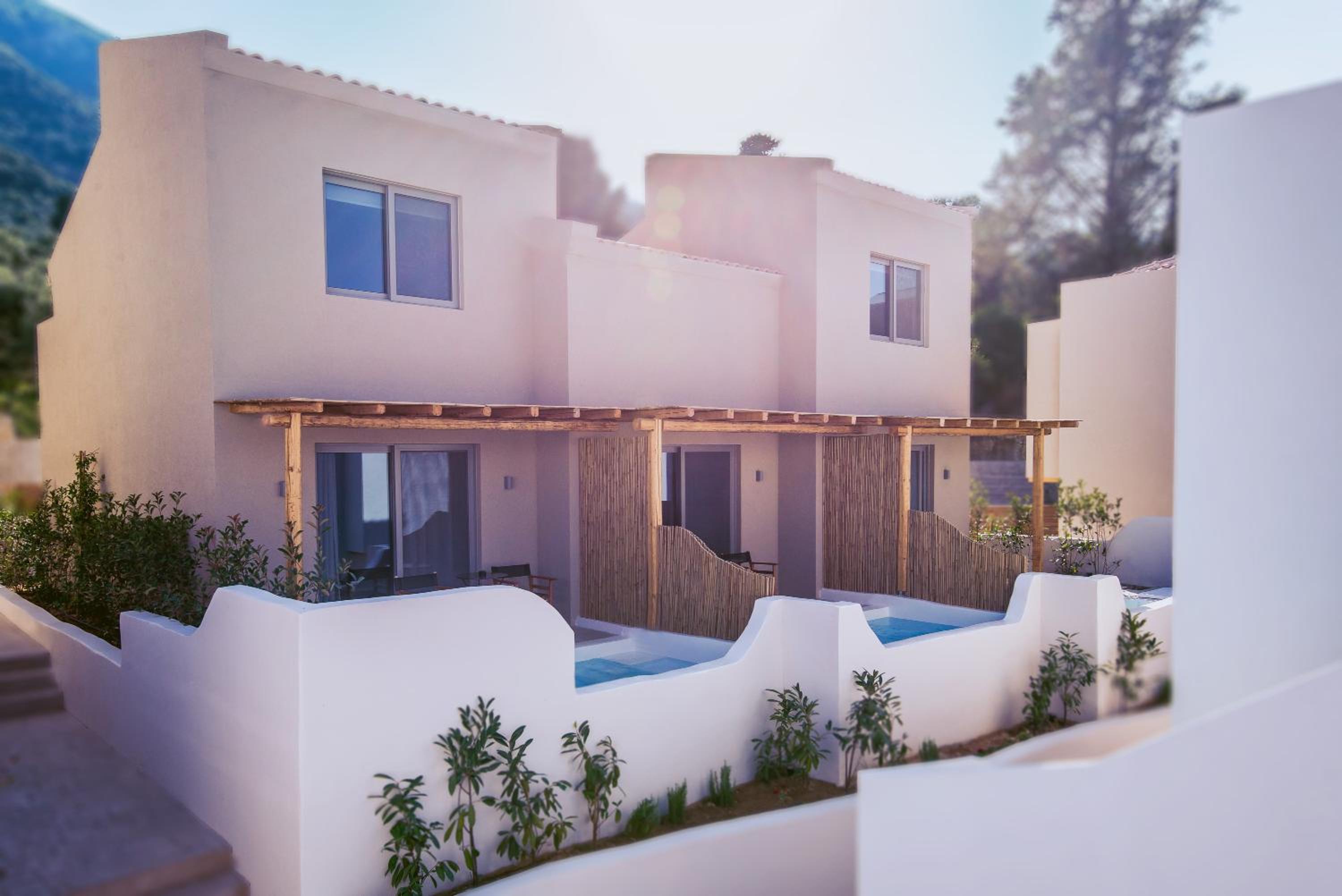 Elegant Double with Private Pool - Photo 2