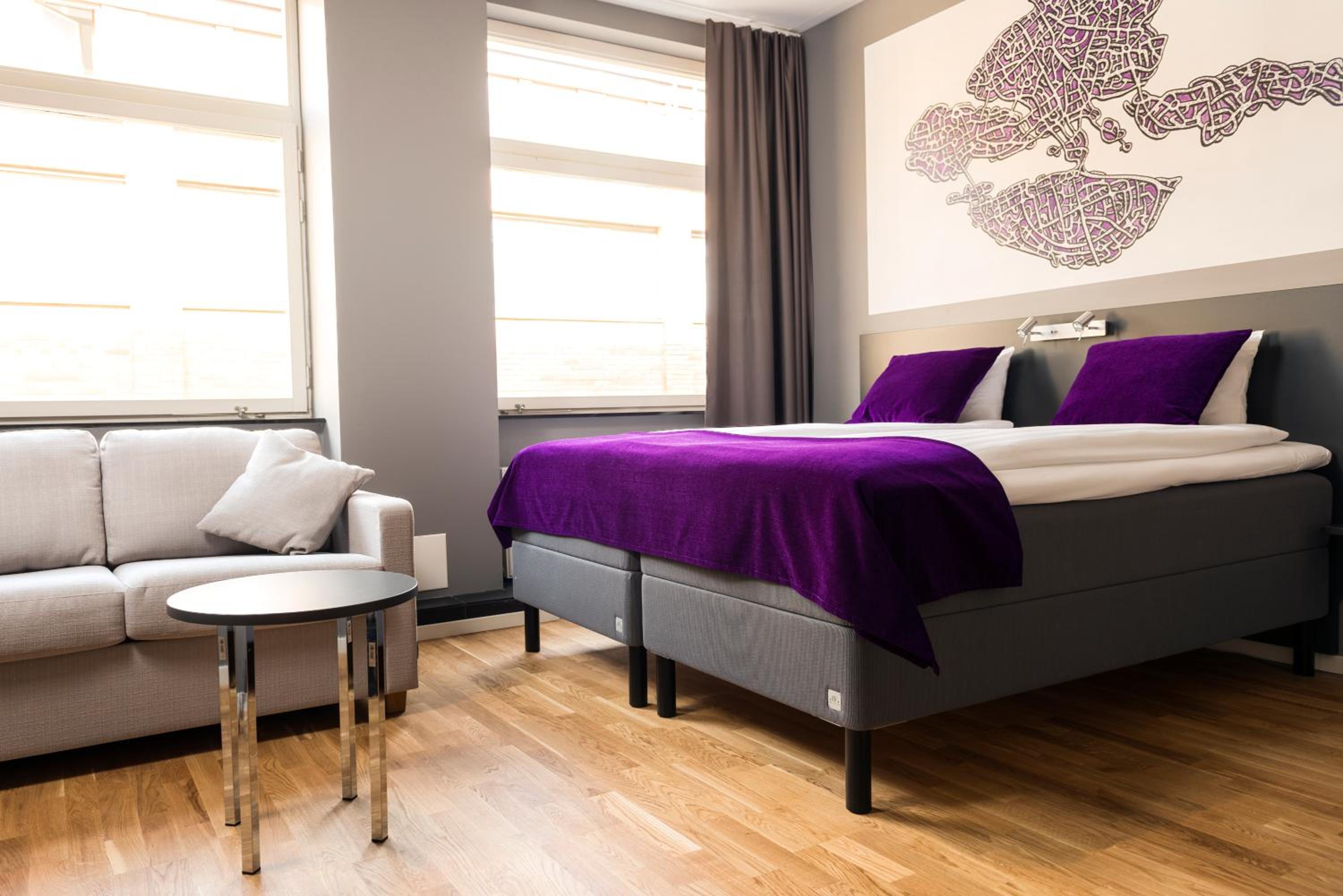 Family Room with King Bed and Sofa Bed thumbnail 5