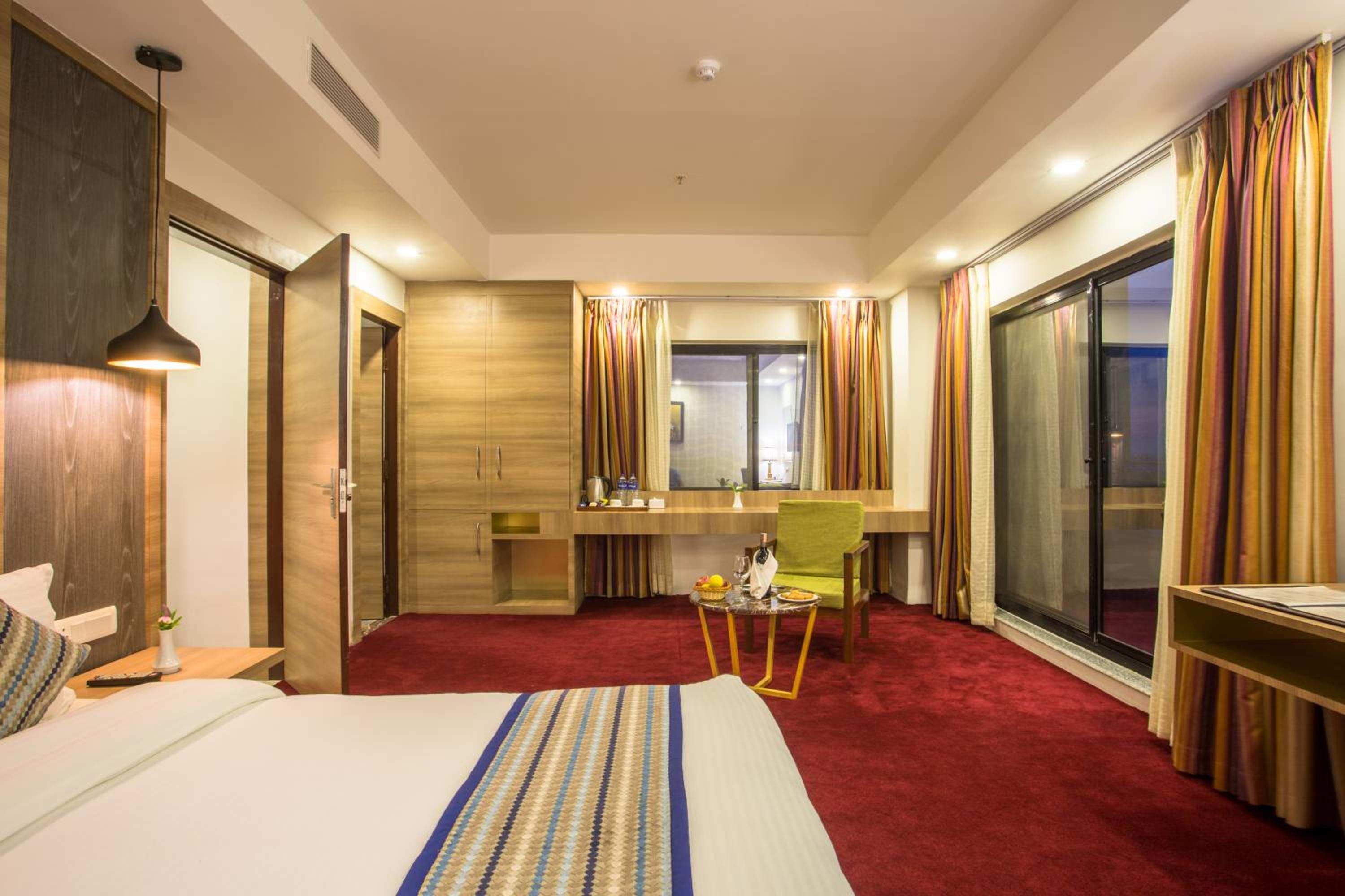 King Suite with Pool View
