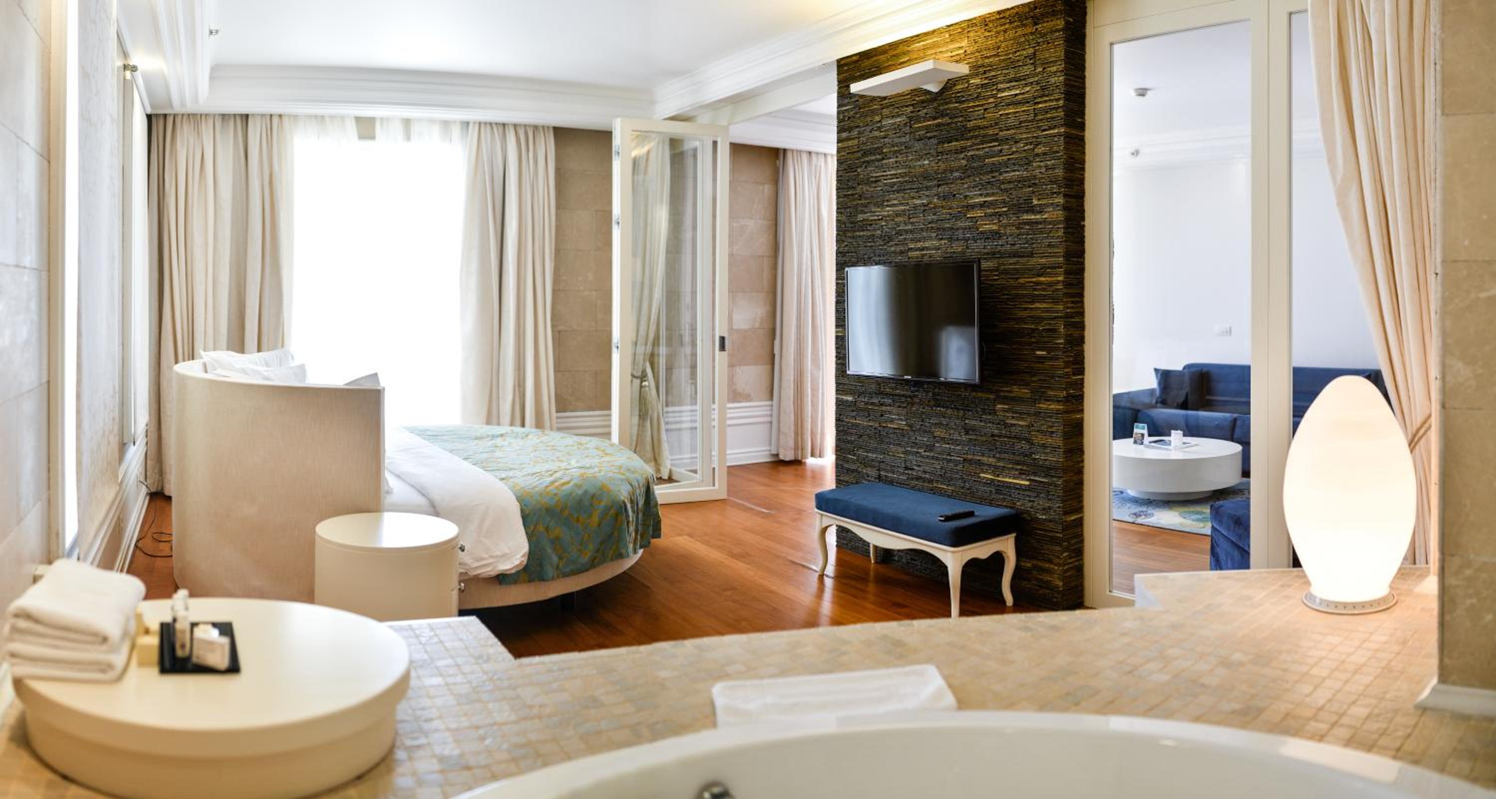 Deluxe Suite photo 2