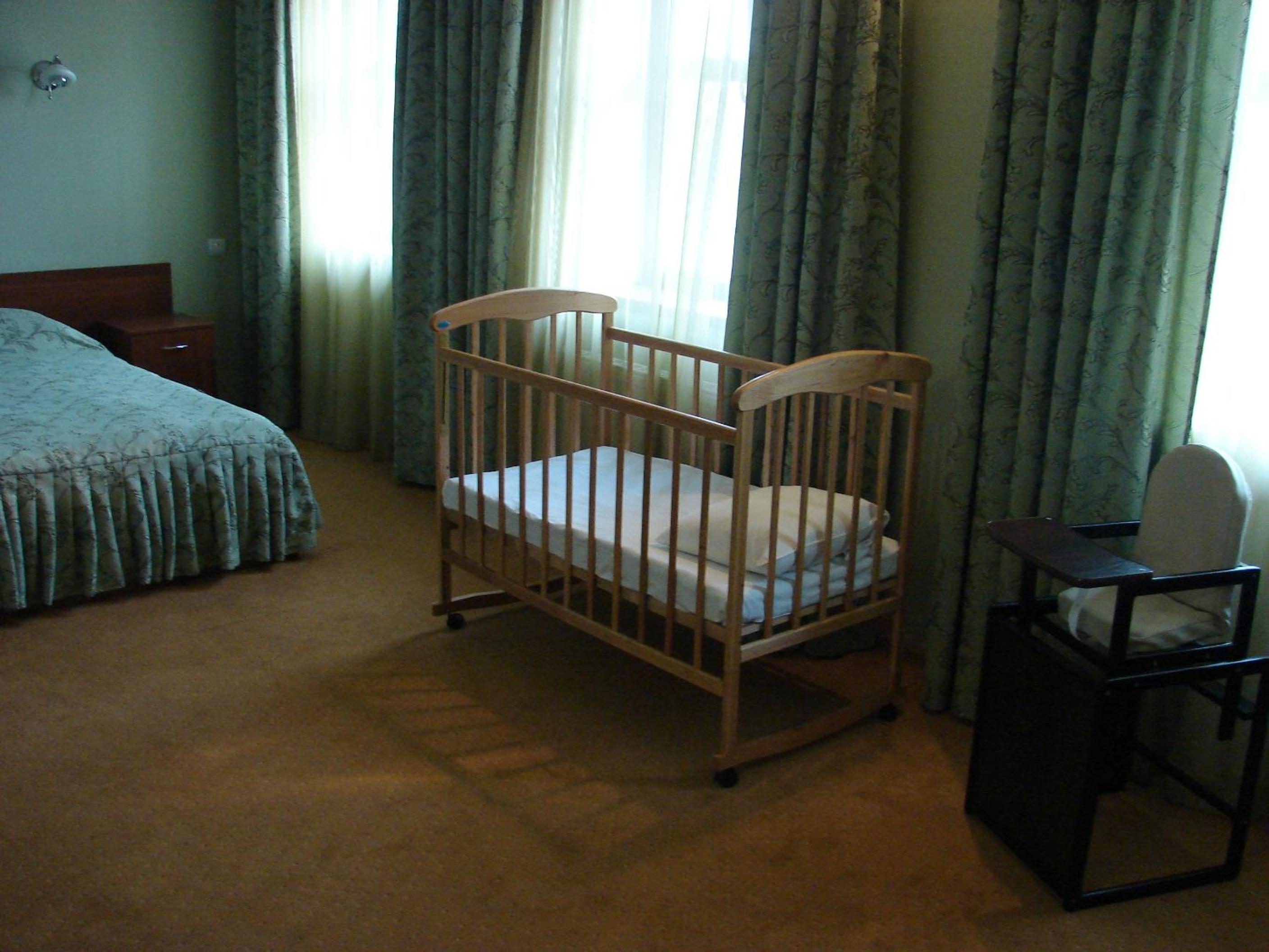 Family room with Children's Crib