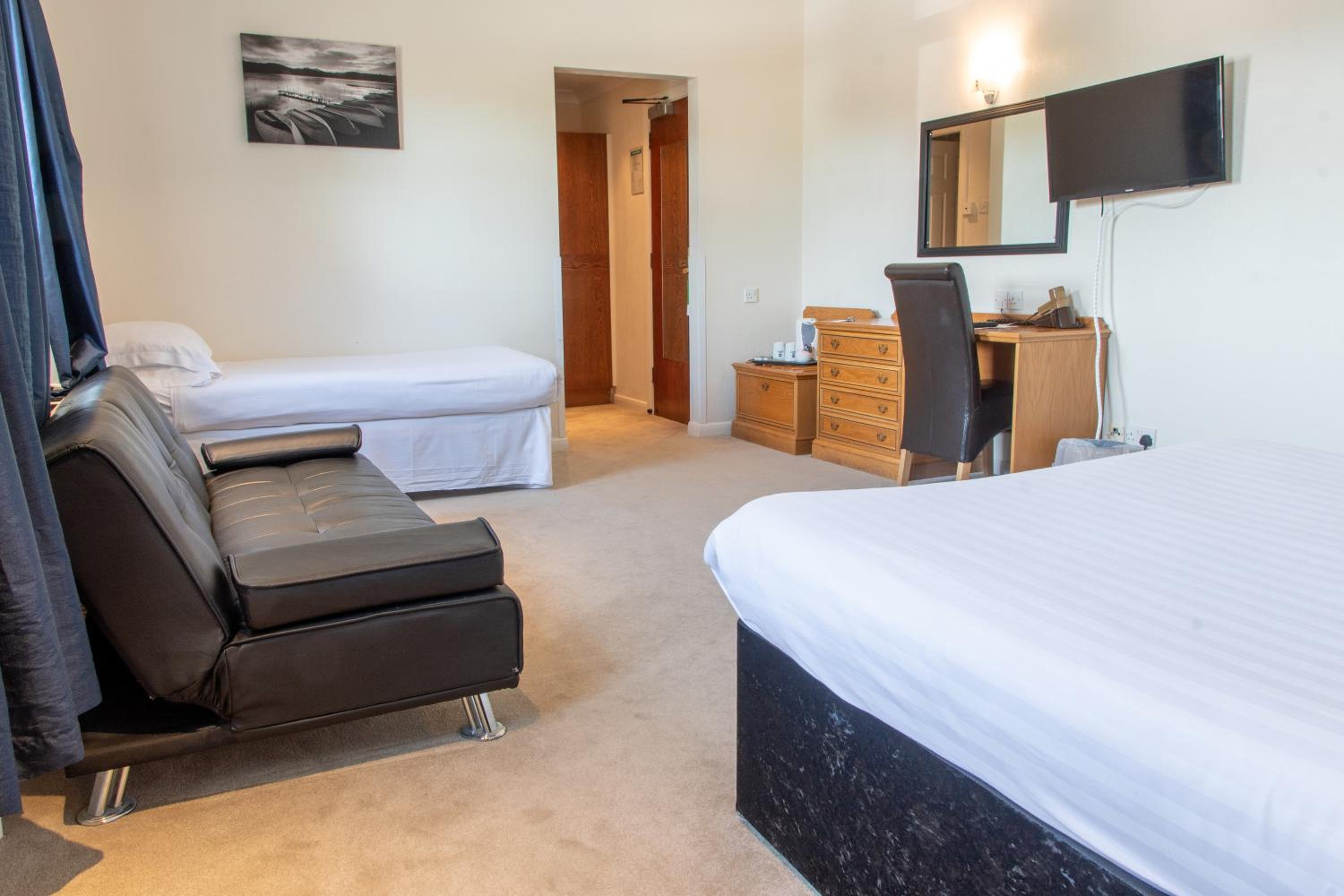 Family Room with One Double Bed and Two Single Beds - Non-Smoking photo 3