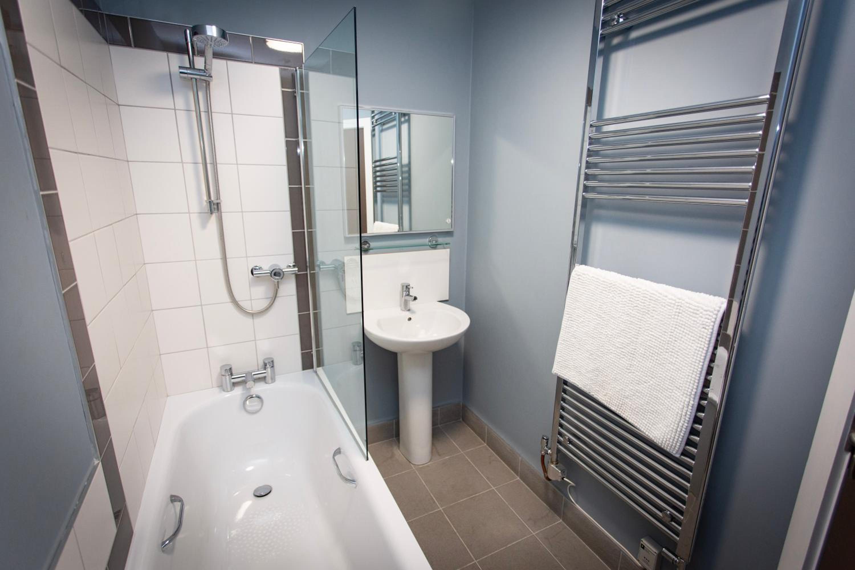 Family Room with Private Bathroom - Photo 2