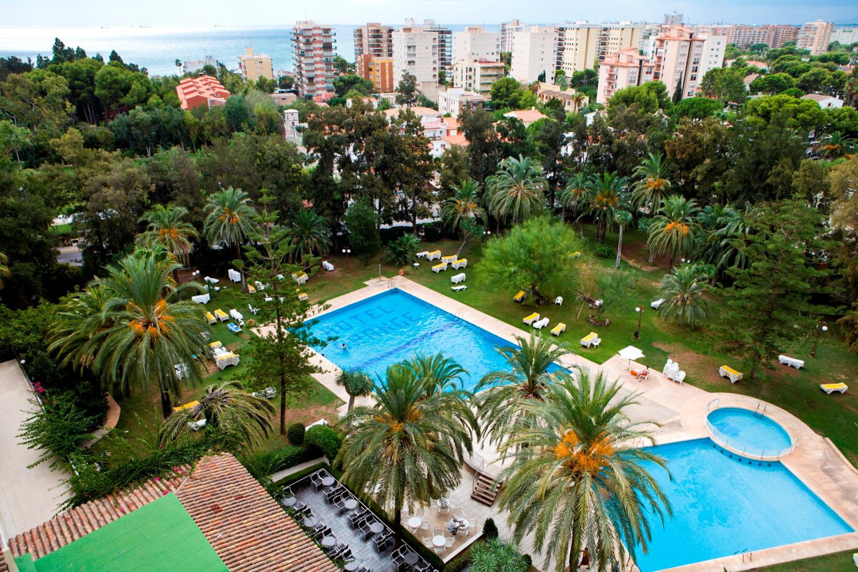Habitación Doble o Twin con cama supletoria y vista a la piscina (2 adultos + 1 niño)