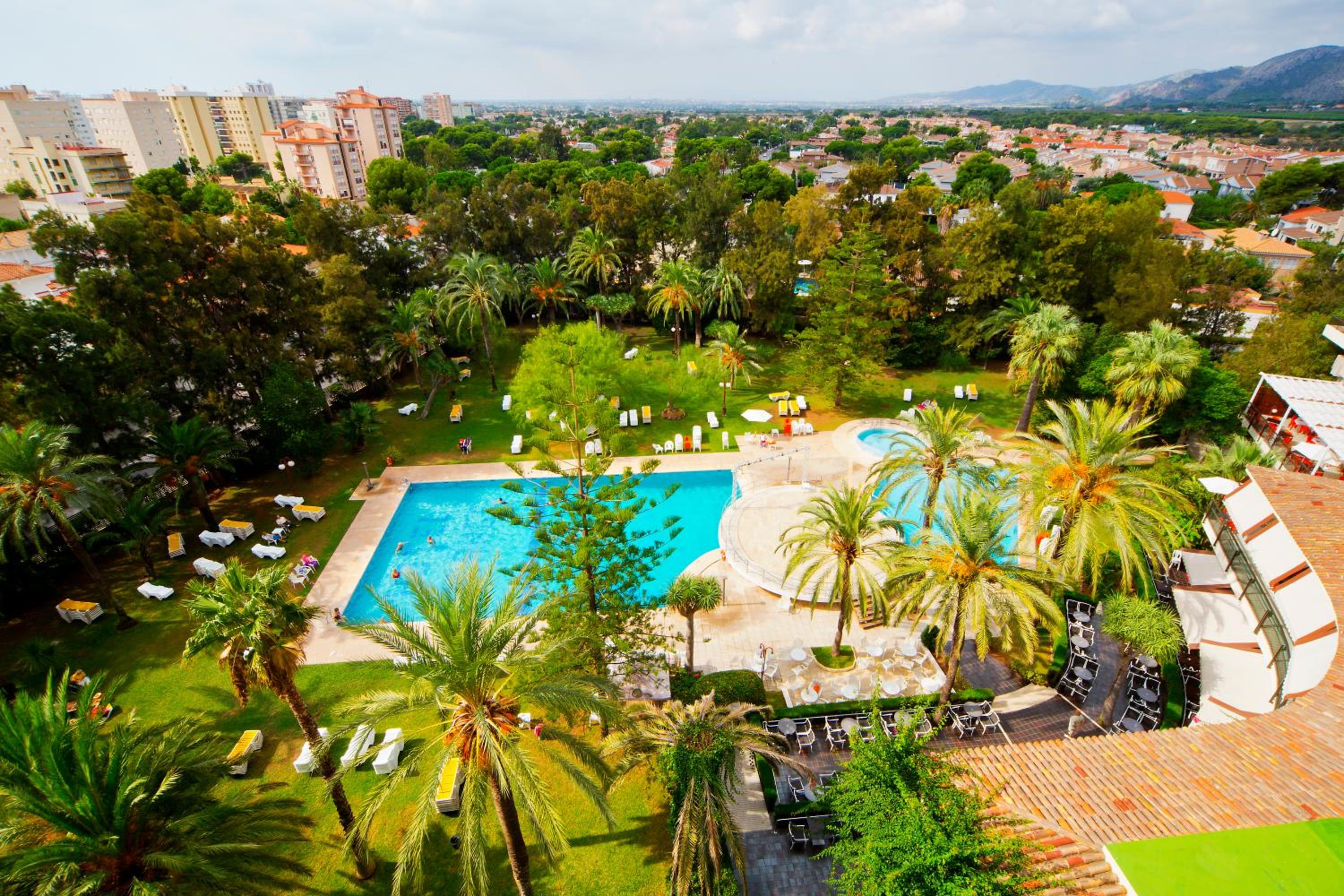 Double or Twin Room with Pool View - Photo 7