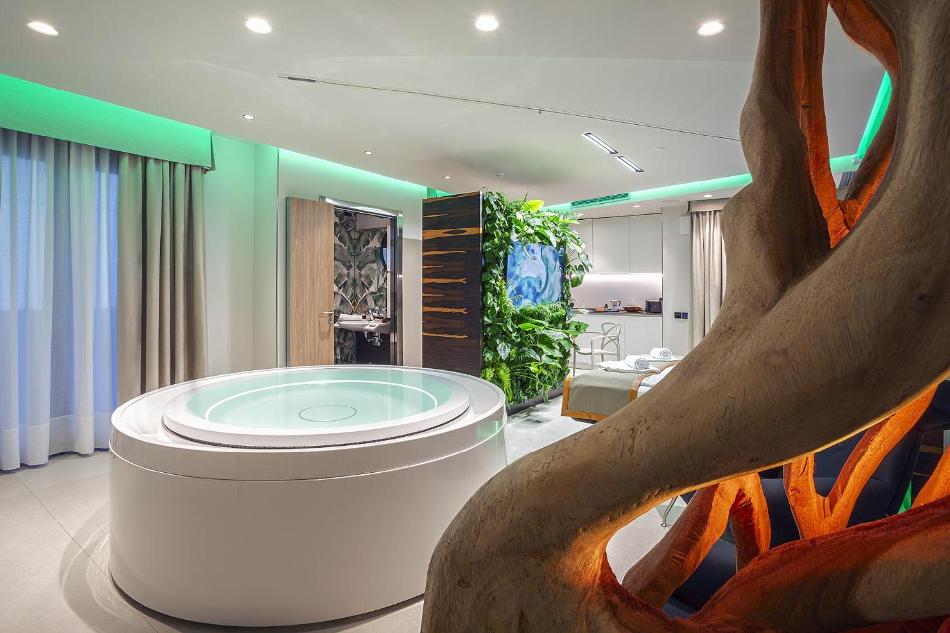 King Suite with Spa Bath and Sauna - Photo 7