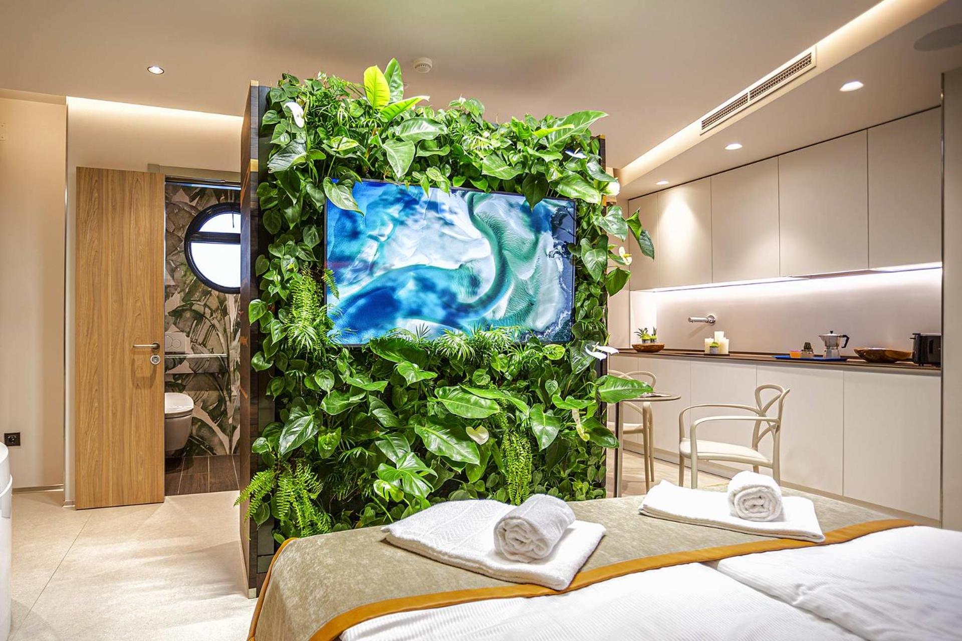 King Suite with Spa Bath and Sauna - Photo 8