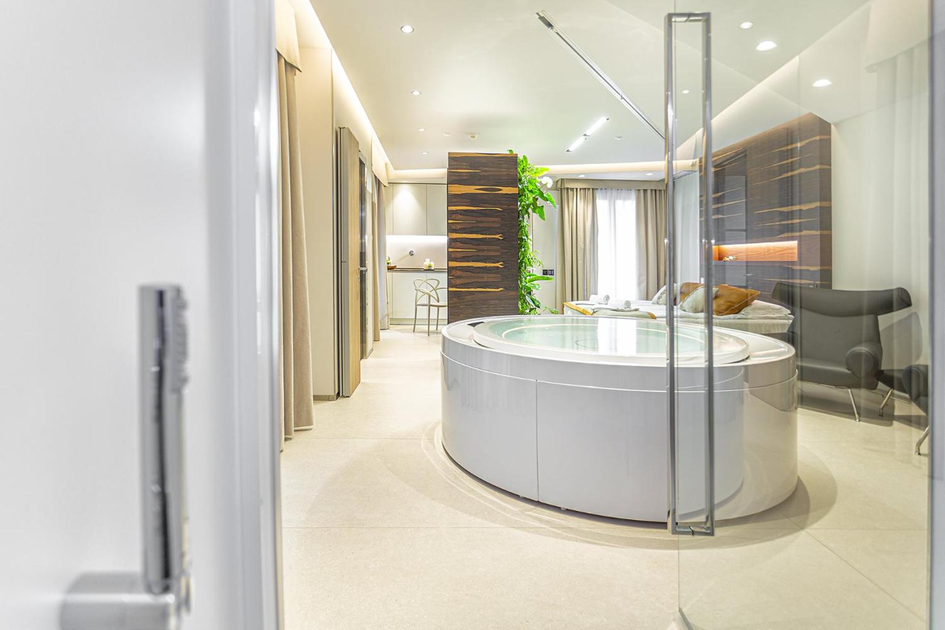 King Suite with Spa Bath and Sauna - Photo 16