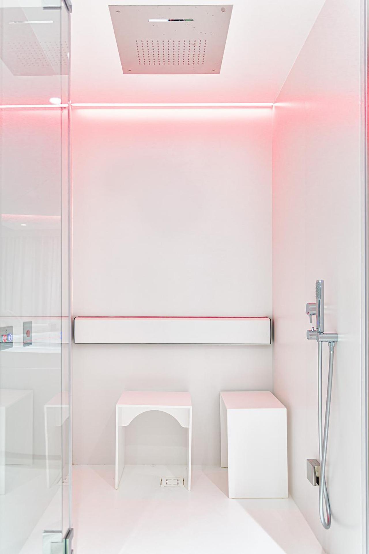 King Suite with Spa Bath and Sauna - Photo 17