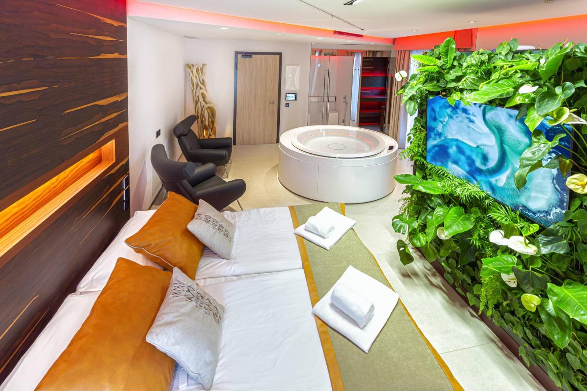 King Suite with Spa Bath and Sauna - Photo 9