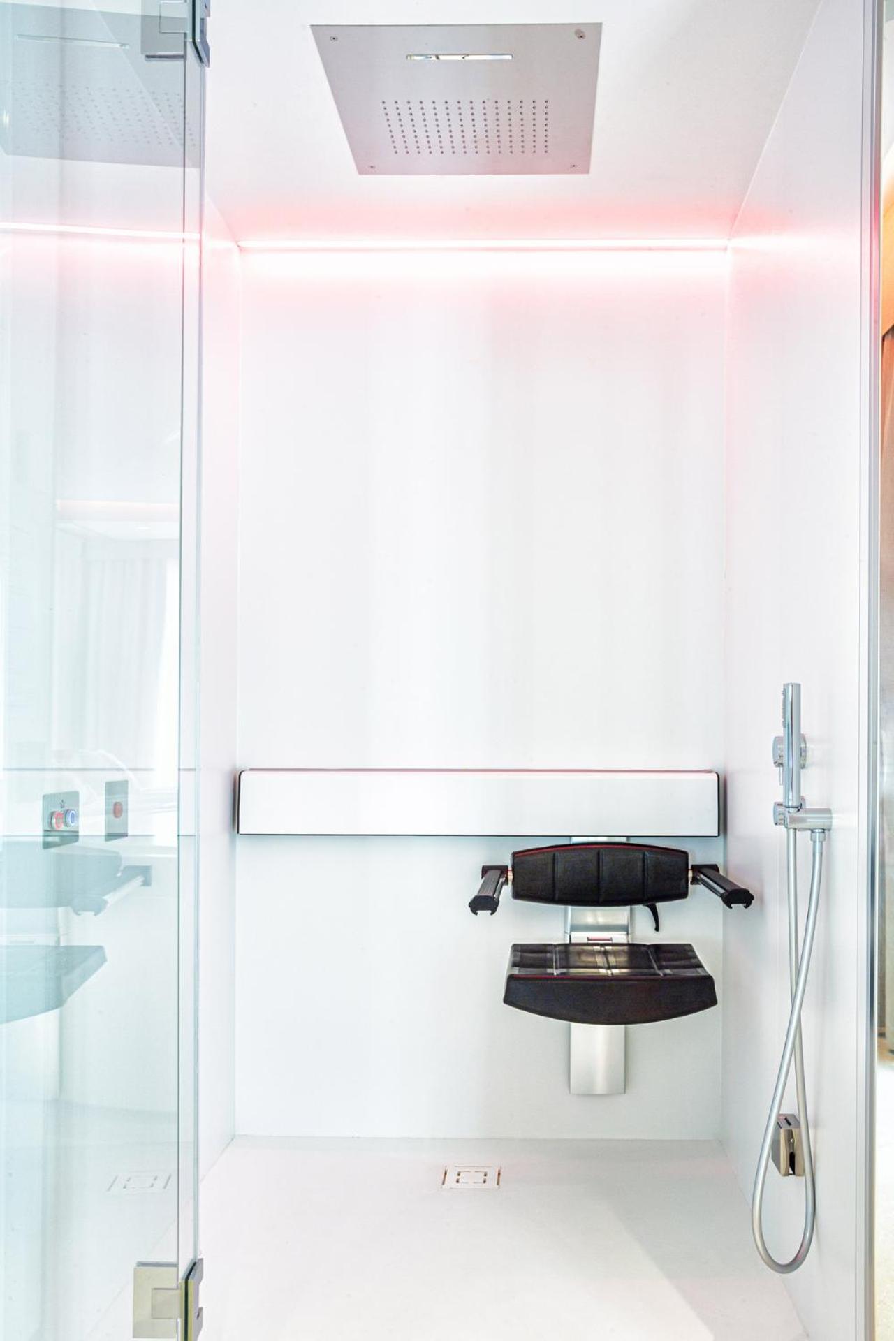 King Suite with Spa Bath and Sauna - Photo 20