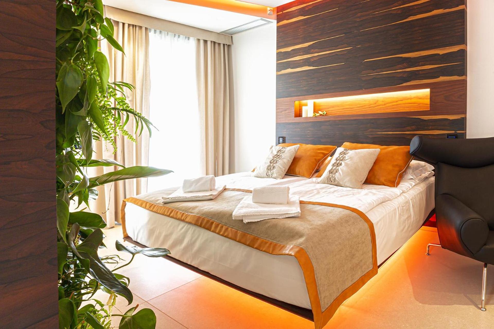 King Suite with Spa Bath and Sauna - Photo 10
