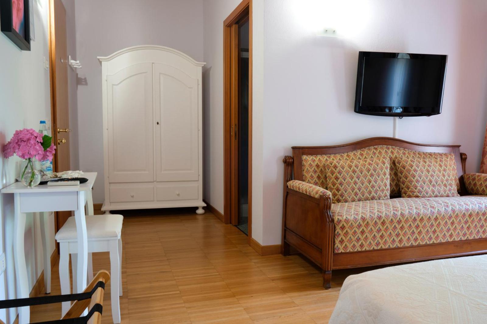 Large Double or Twin Room photo 2