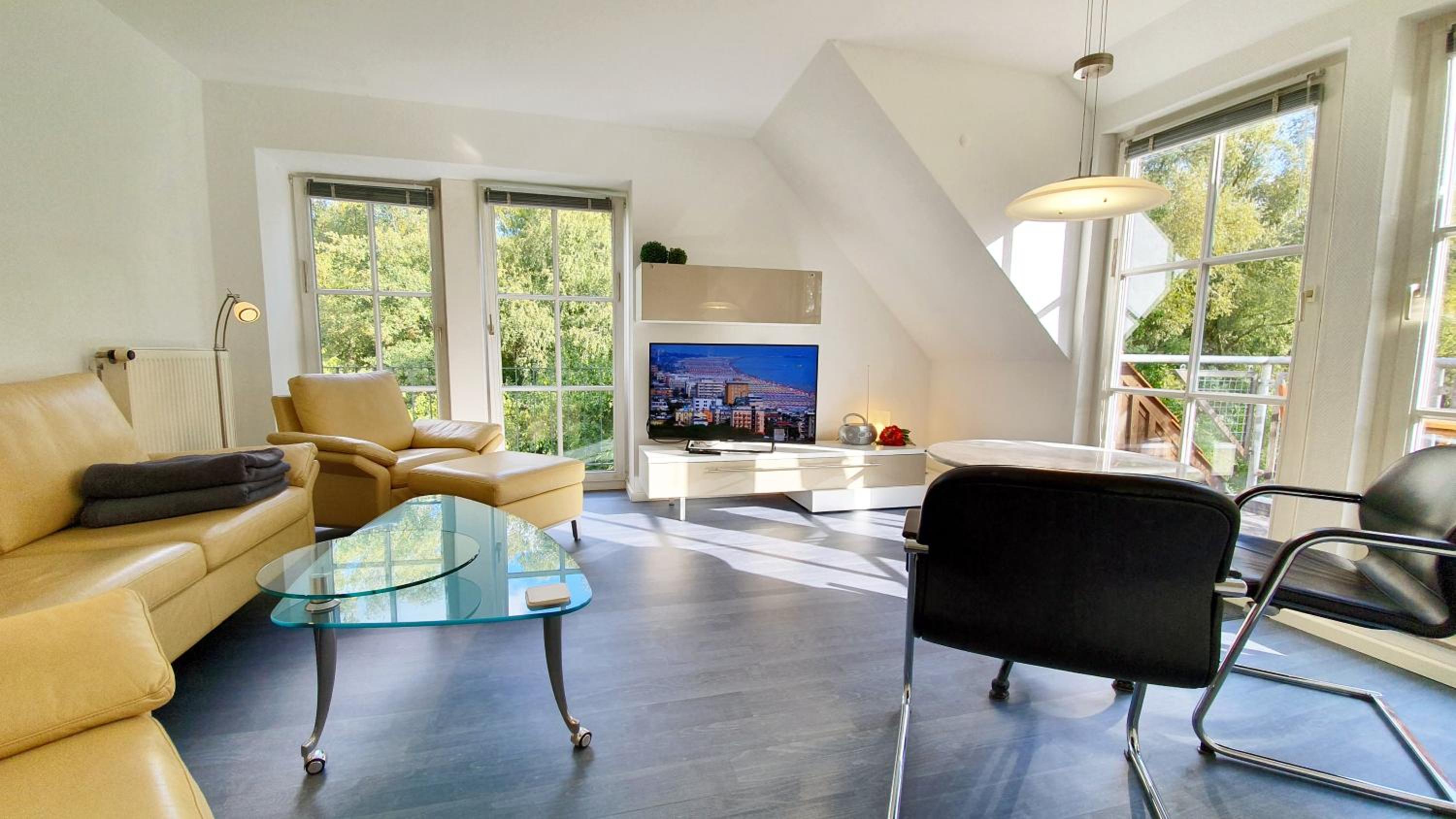 Apartment with River View and Balcony - Photo 1