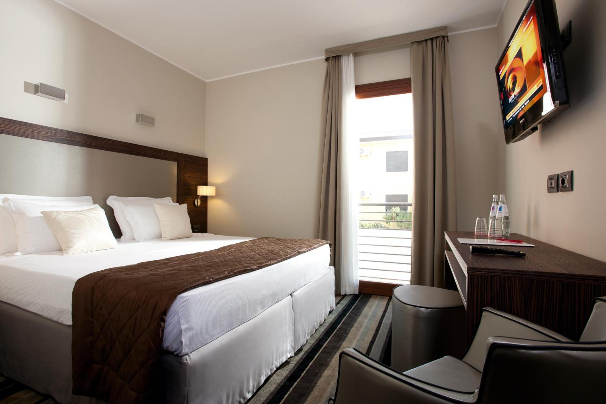 Superior King Room - Non-Smoking - Photo 1