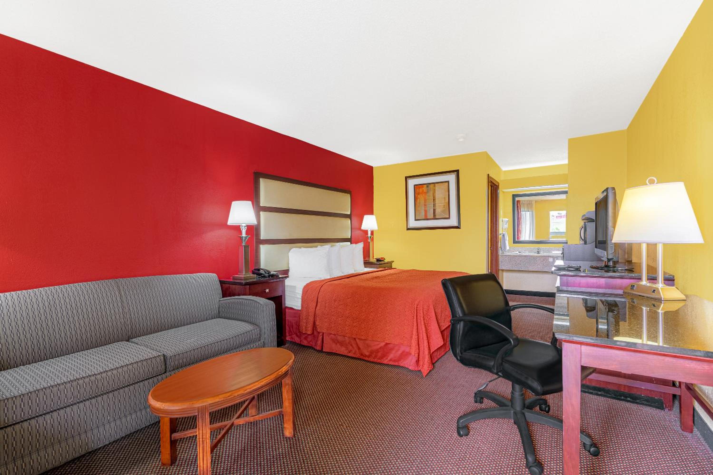Deluxe King Room - Smoking - Photo 3