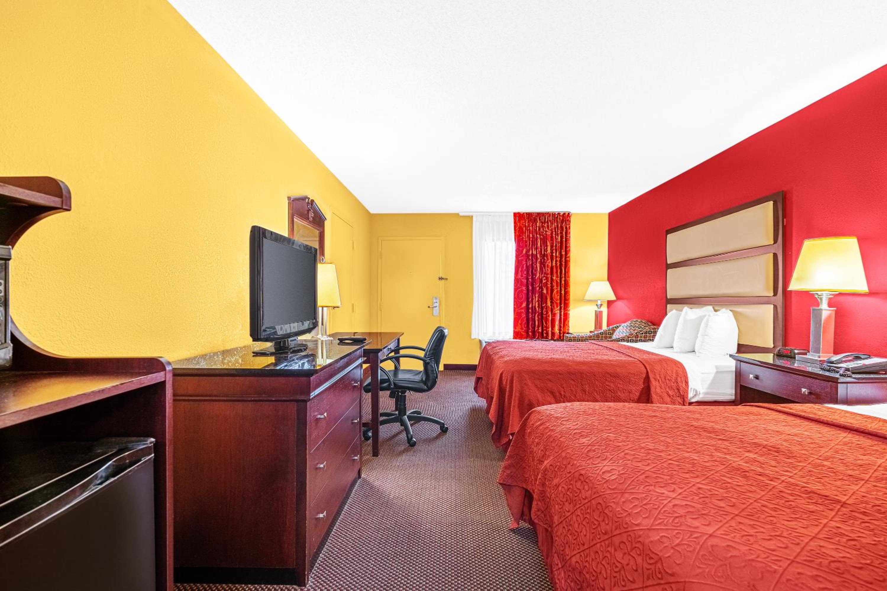 Deluxe Queen Room with Two Queen Beds - Non-Smoking - Photo 2
