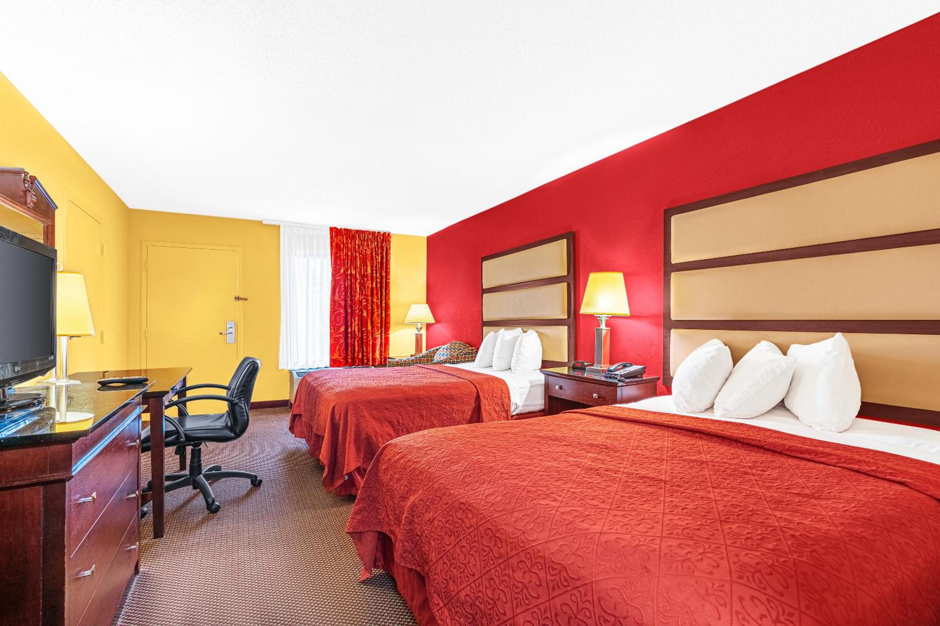 Deluxe Queen Room with Two Queen Beds - Non-Smoking - Photo 3