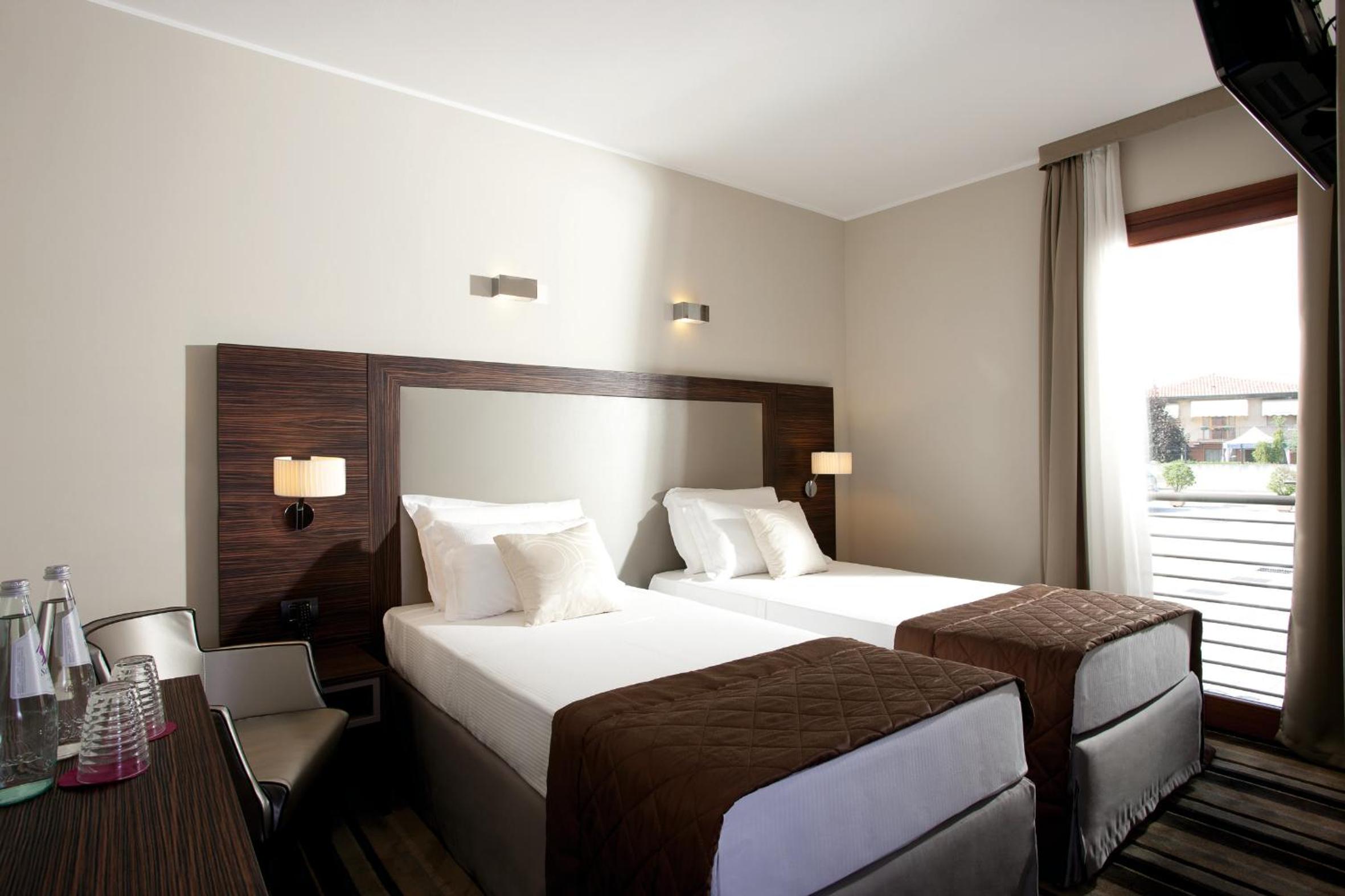 Superior King Room - Non-Smoking - Photo 5