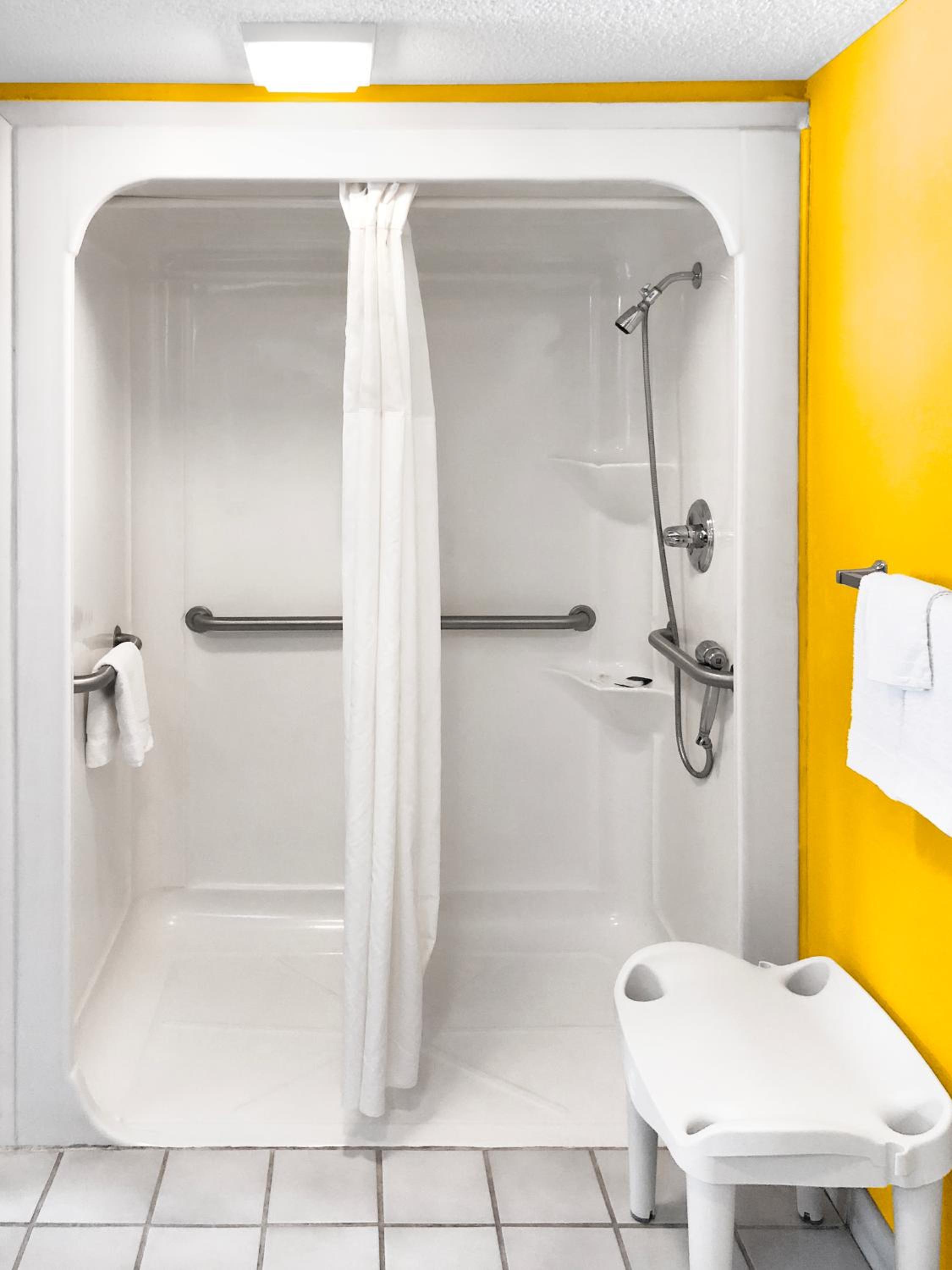 King Room with Roll-In Shower - Disability Access - Photo 5