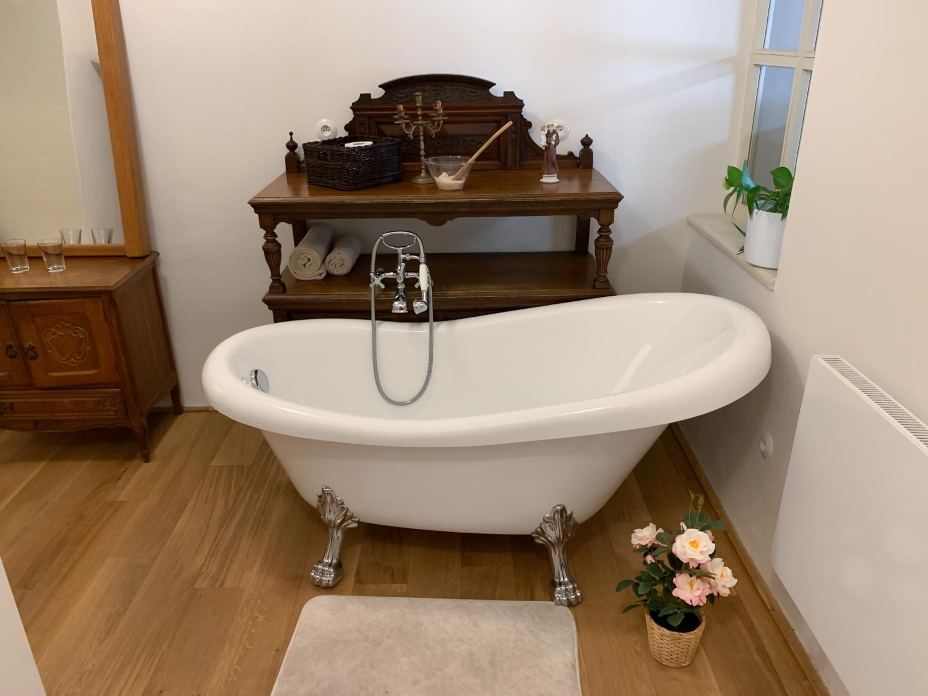 Deluxe King Suite - Photo 13
