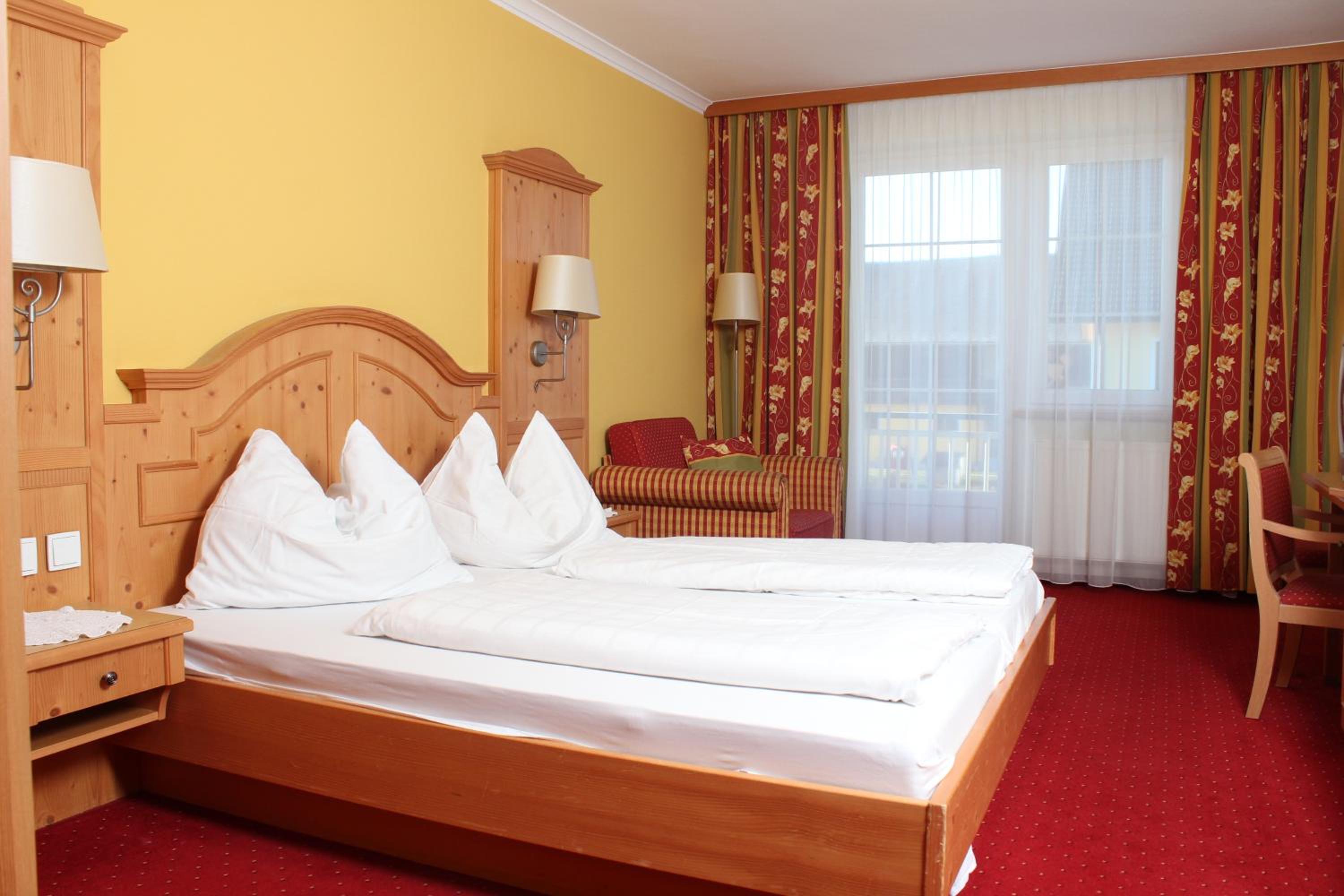 Double Room with Balcony - Photo 3