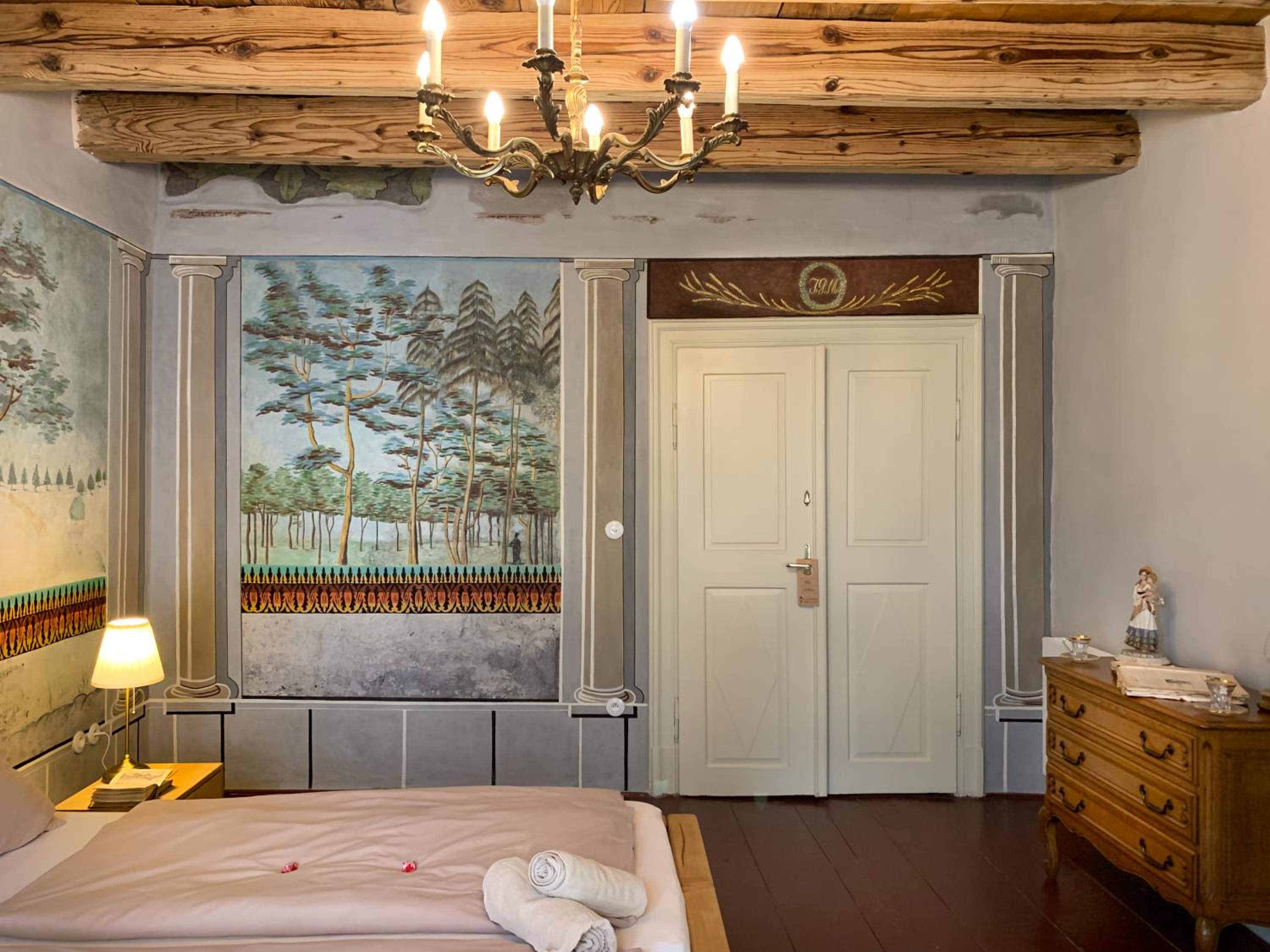 Deluxe King Suite - Photo 12