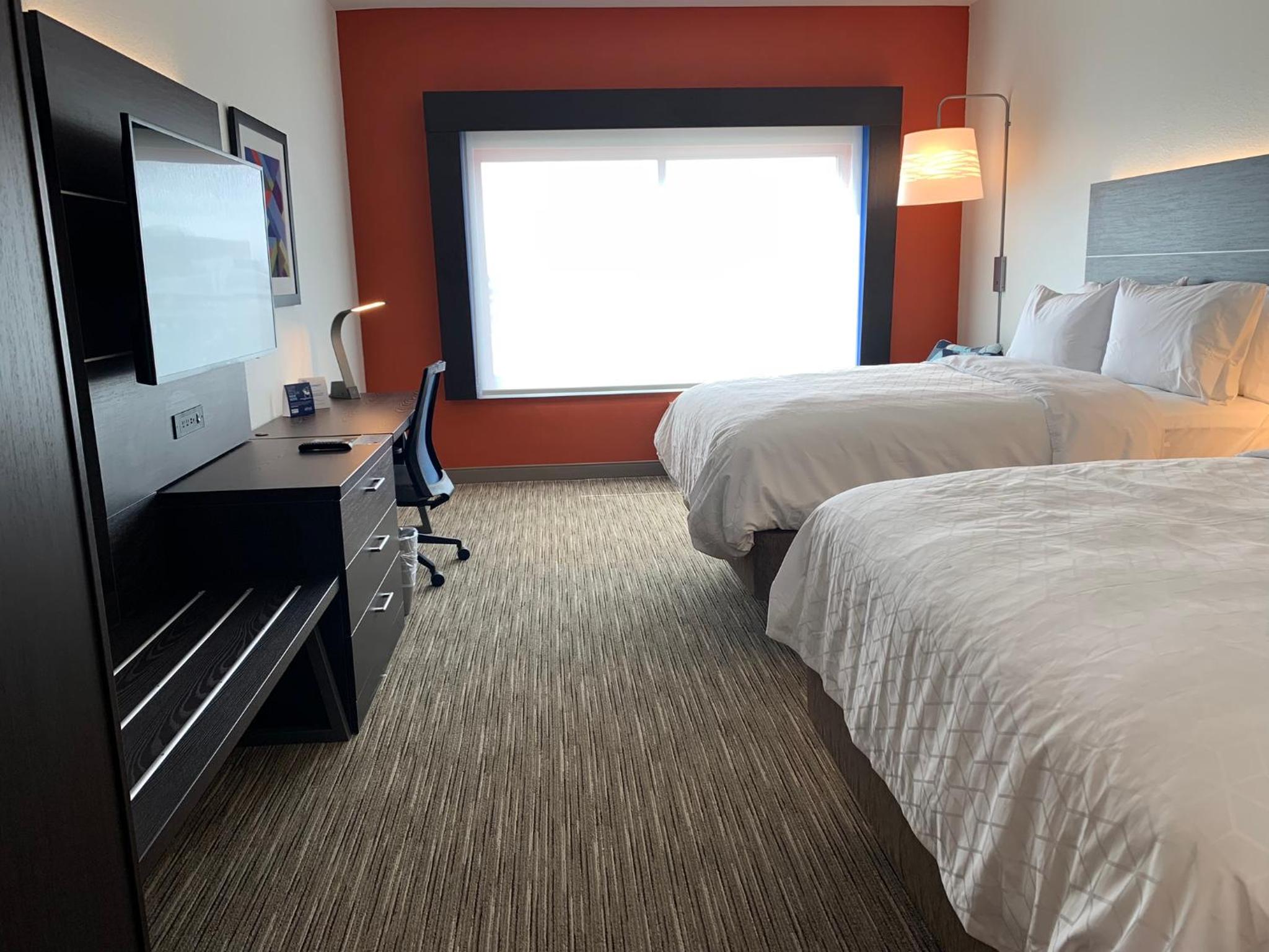 Queen Room with Hearing Mobility Accessible Tub - Non-Smoking