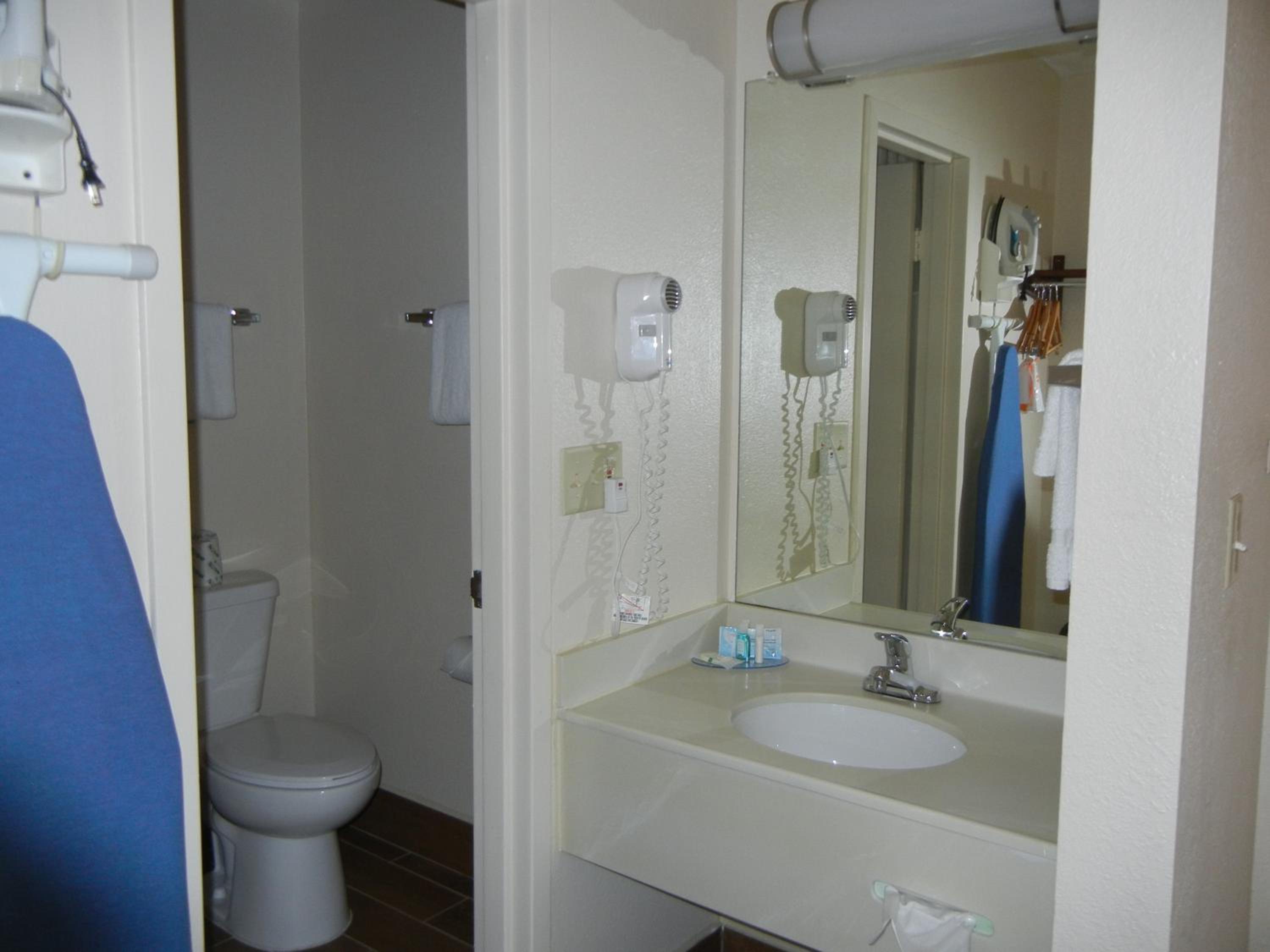 King Room - Non-Smoking - Photo 2