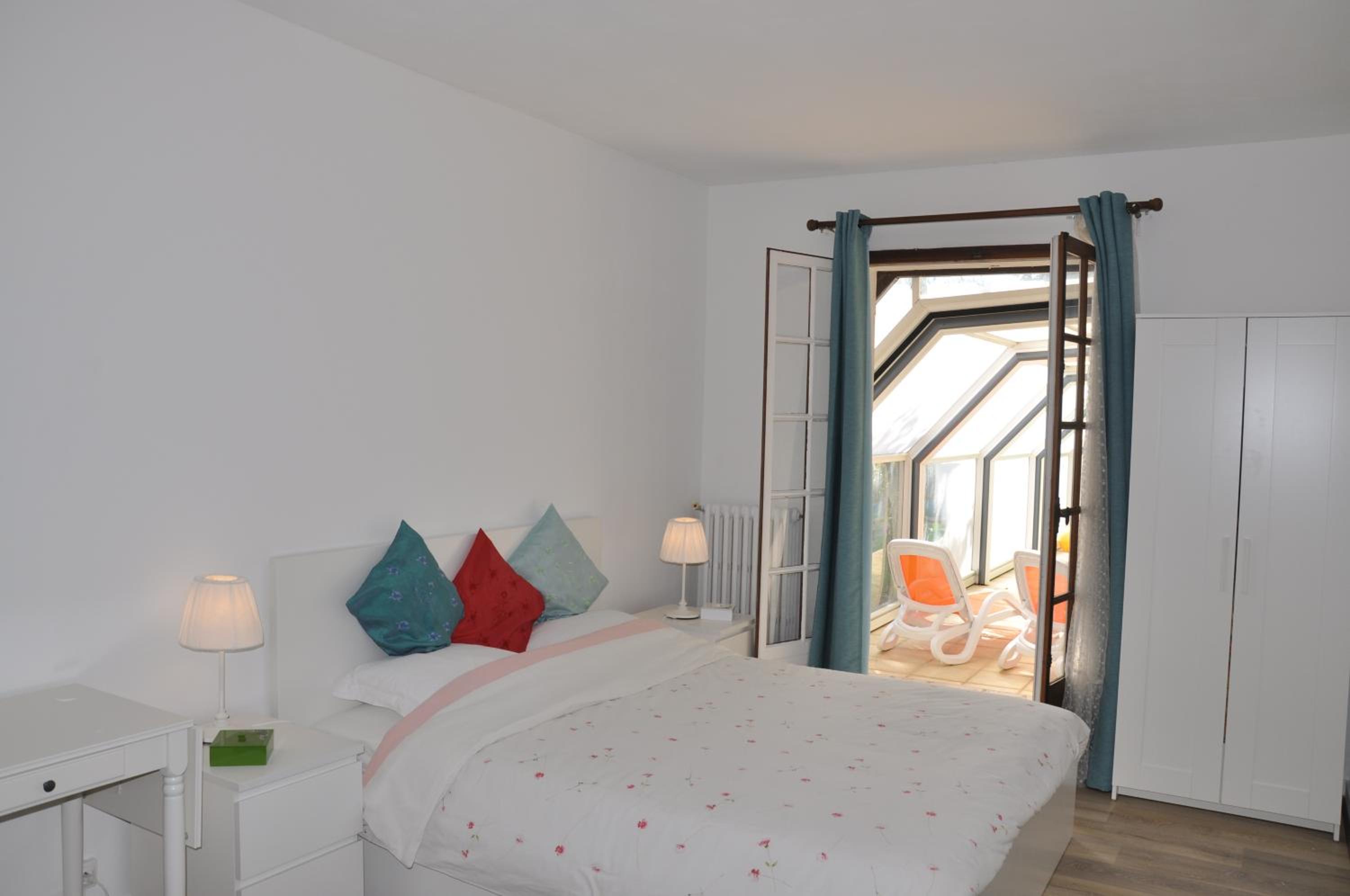 Queen Suite with Pool View - Photo 8