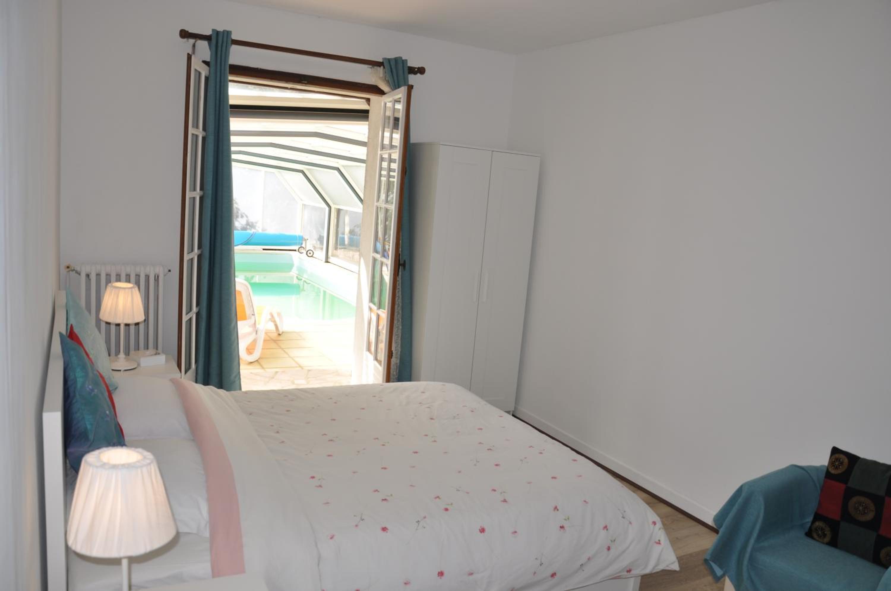 Queen Suite with Pool View - Photo 9