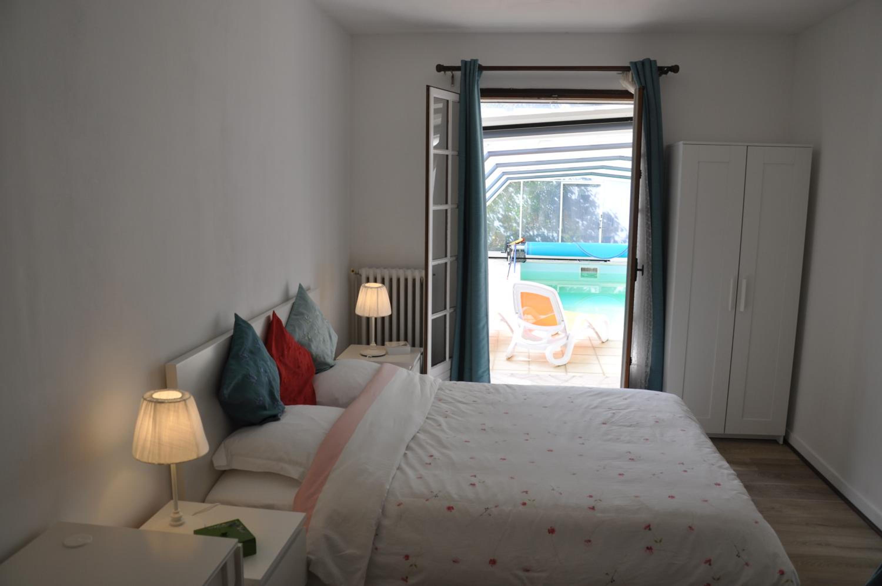 Queen Suite with Pool View - Photo 10