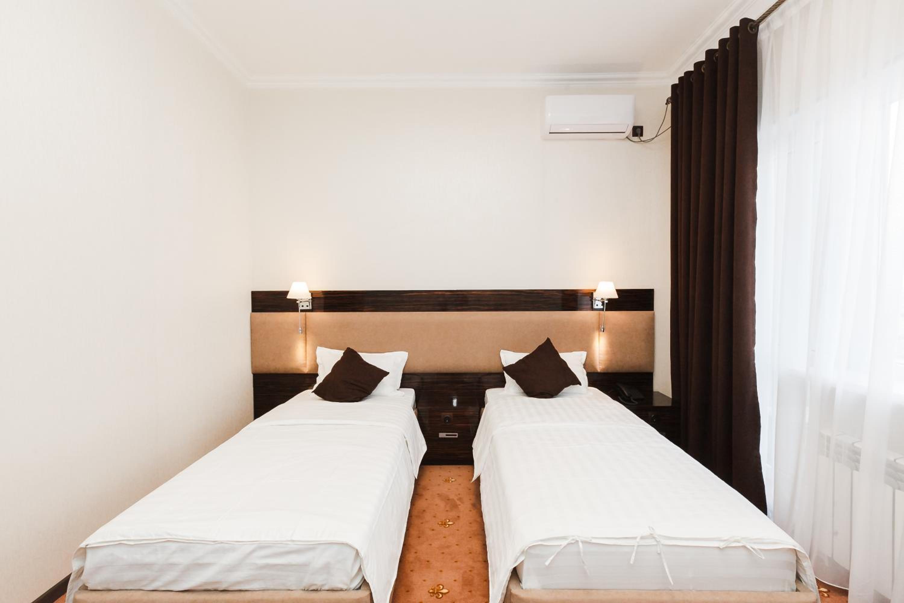 Standard Twin Room - Photo 3