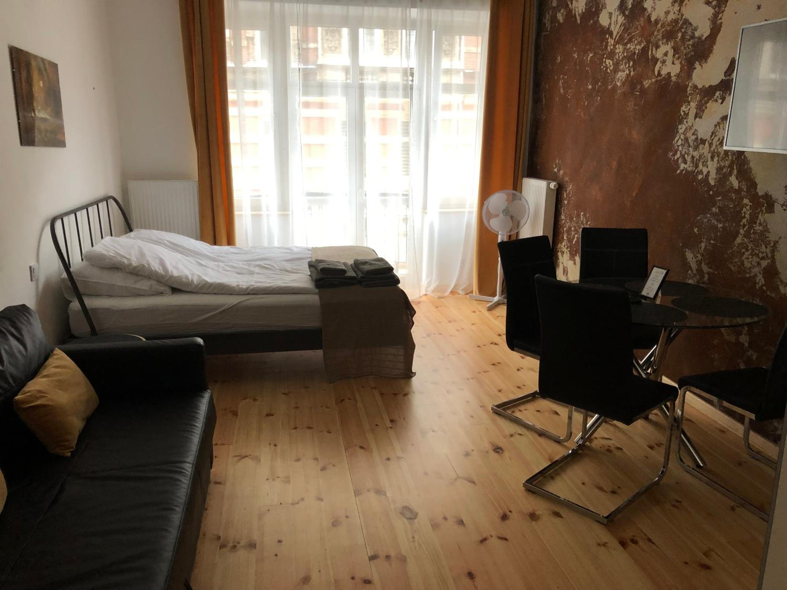 Studio Apartment - Photo 1