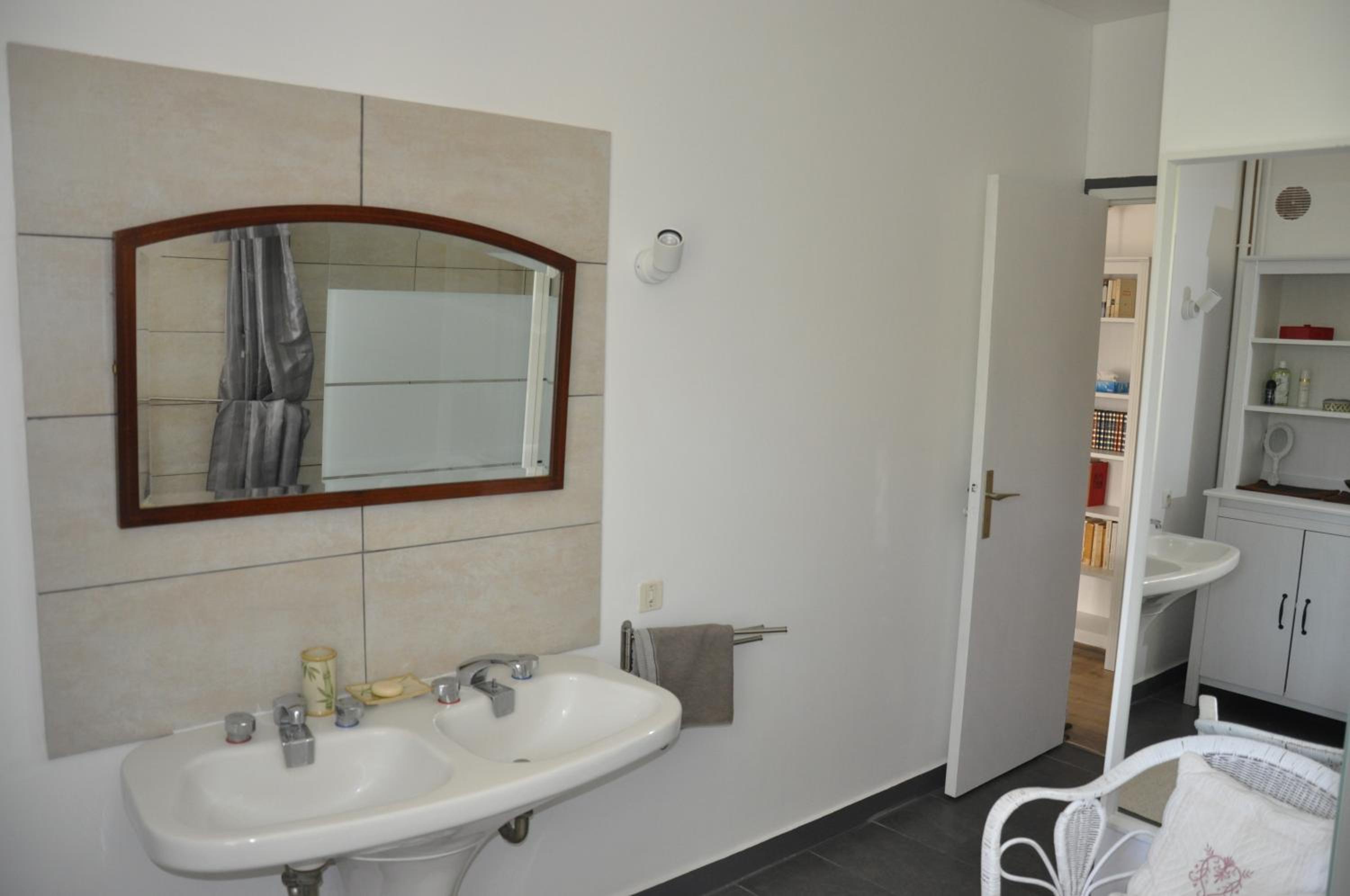 Queen Suite with Pool View - Photo 17