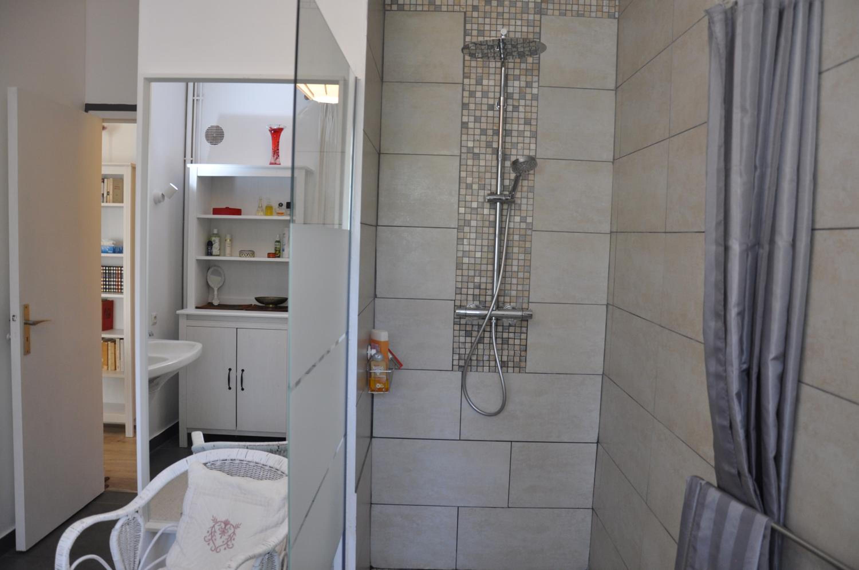 Queen Suite with Pool View - Photo 20