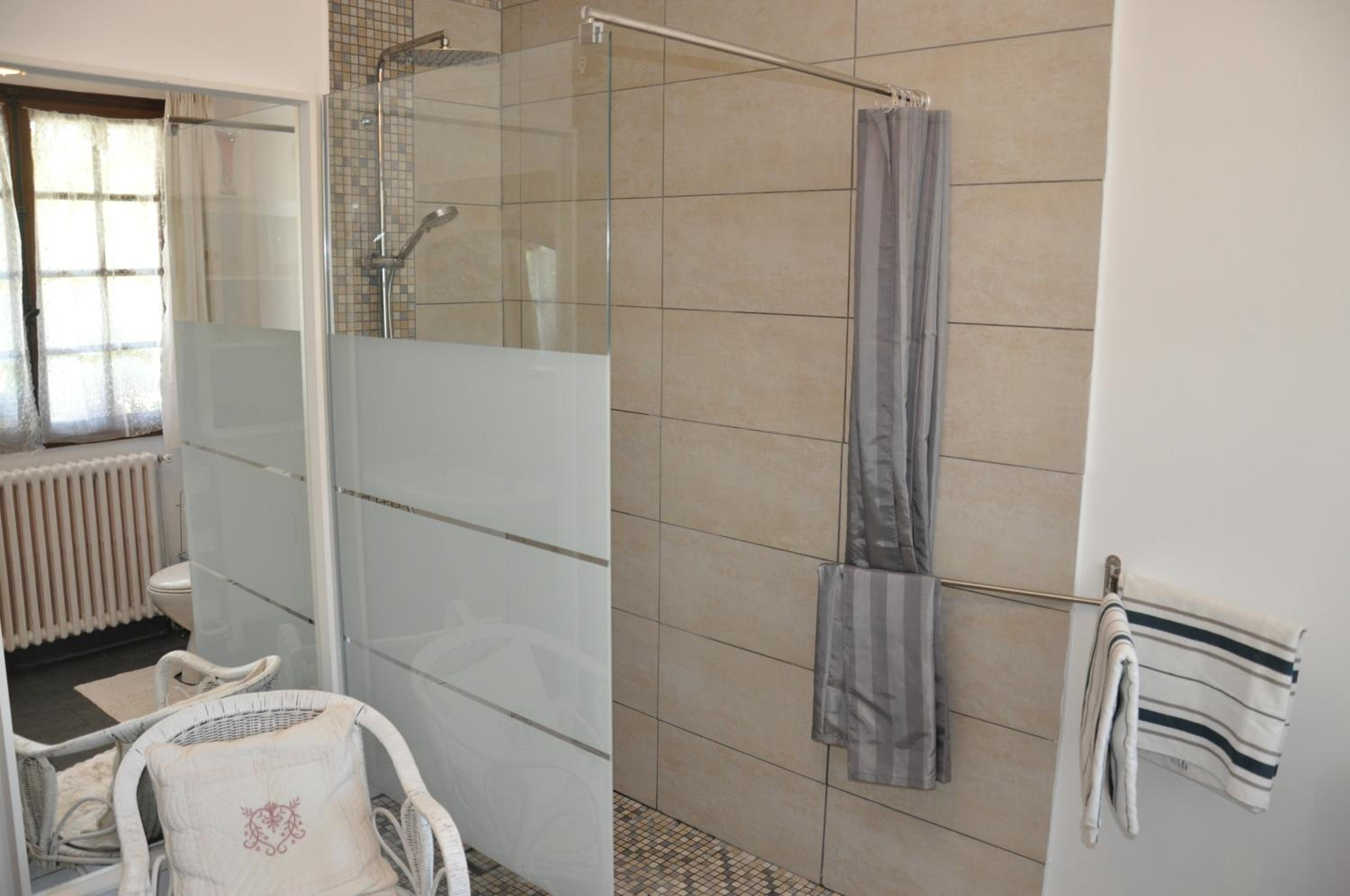 Queen Suite with Pool View - Photo 22