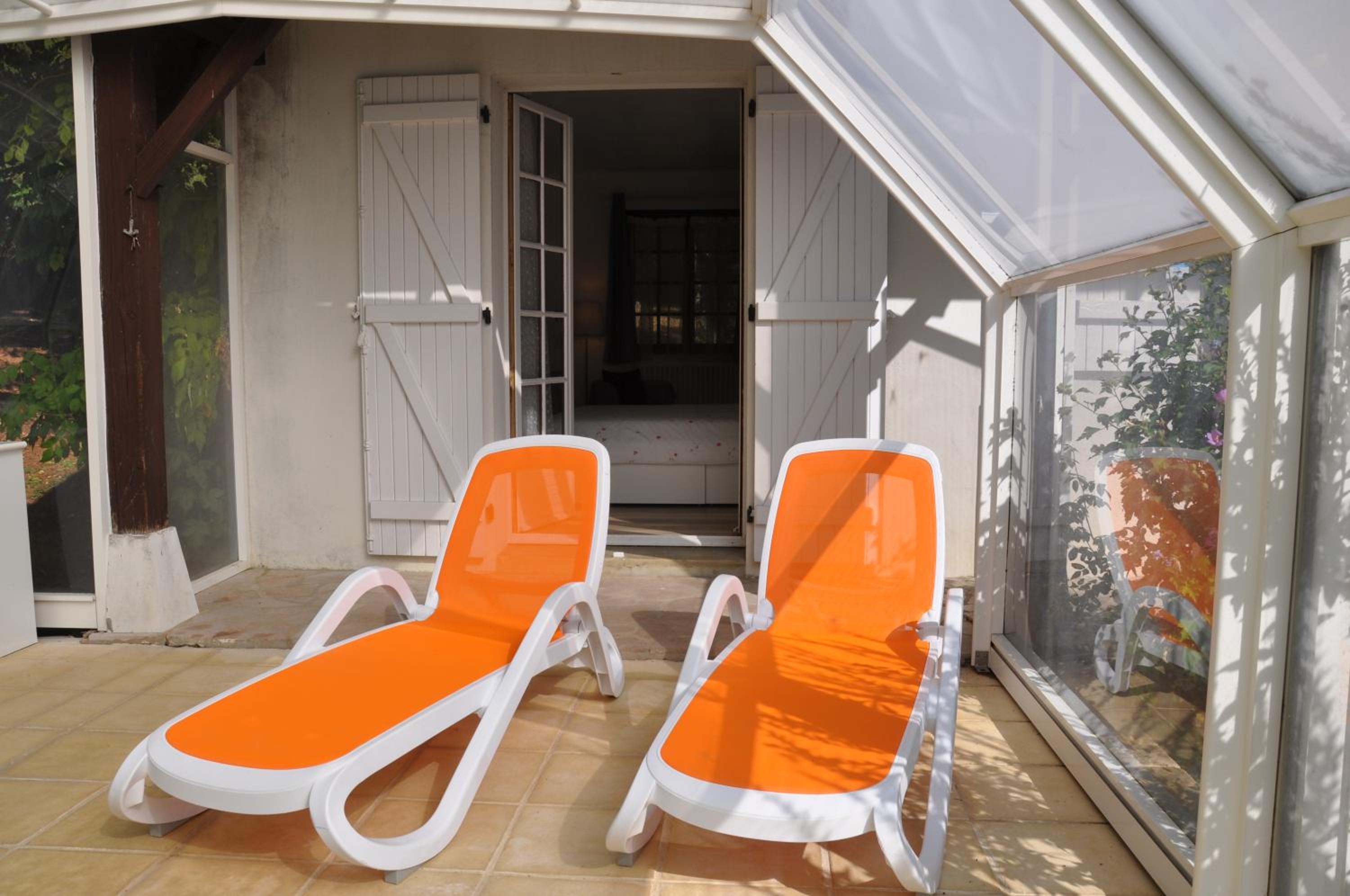 Queen Suite with Pool View - Photo 25