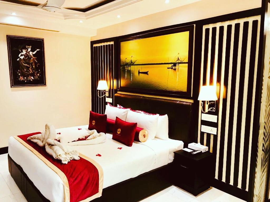 Deluxe King Suite - Photo 2